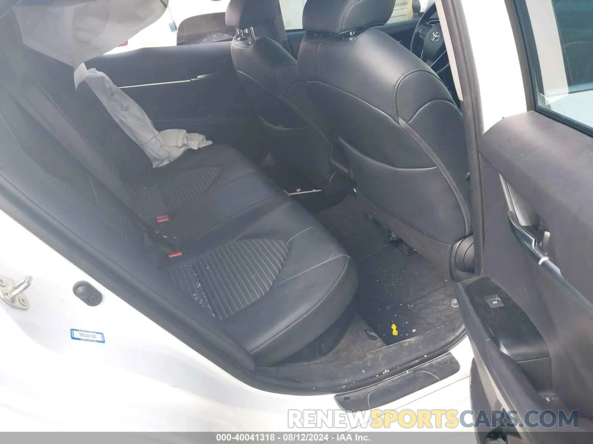 8 Photograph of a damaged car 4T1B21HK4KU521227 TOYOTA CAMRY HYBRID 2019