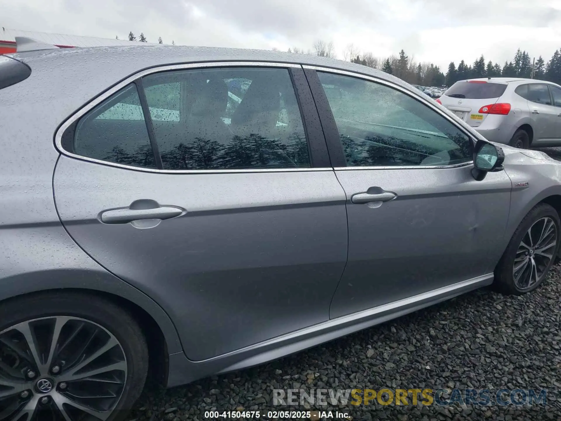 13 Photograph of a damaged car 4T1B21HK5KU011372 TOYOTA CAMRY HYBRID 2019