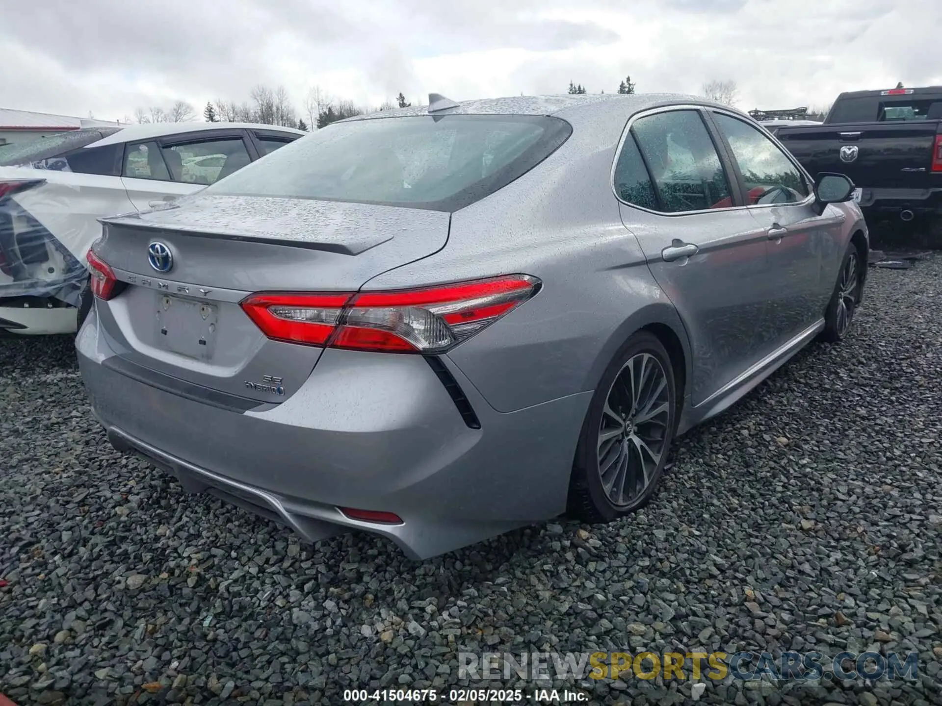 4 Photograph of a damaged car 4T1B21HK5KU011372 TOYOTA CAMRY HYBRID 2019