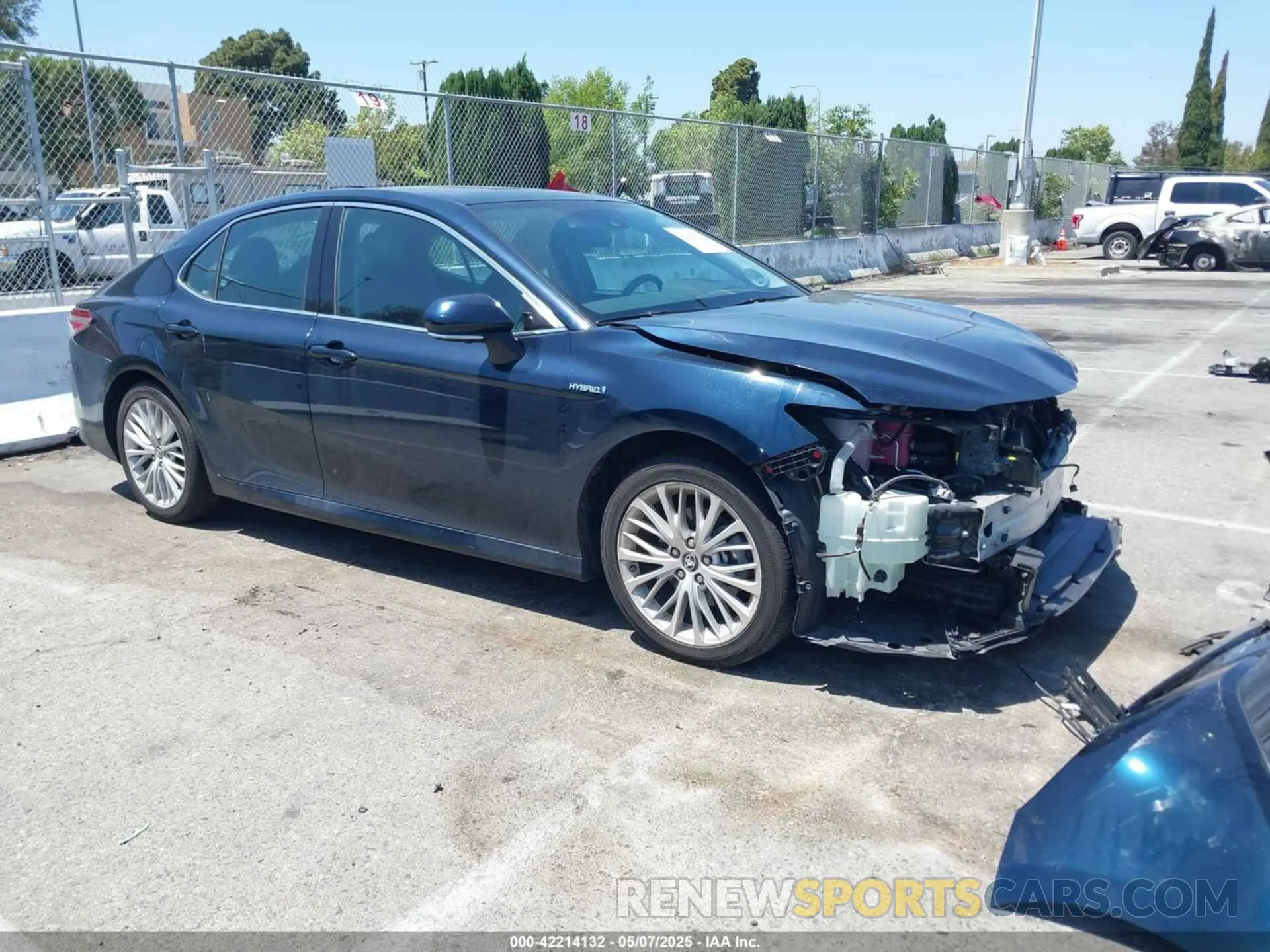 1 Photograph of a damaged car 4T1B21HK6KU512223 TOYOTA CAMRY HYBRID 2019