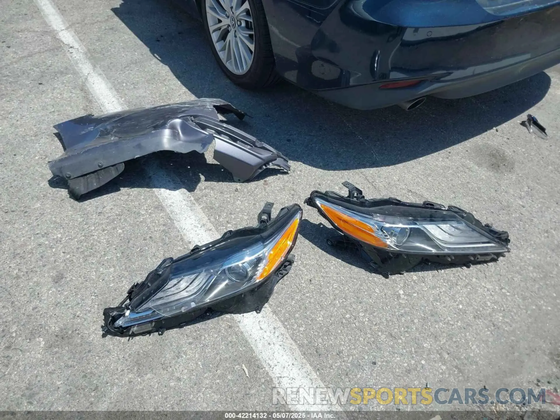 12 Photograph of a damaged car 4T1B21HK6KU512223 TOYOTA CAMRY HYBRID 2019