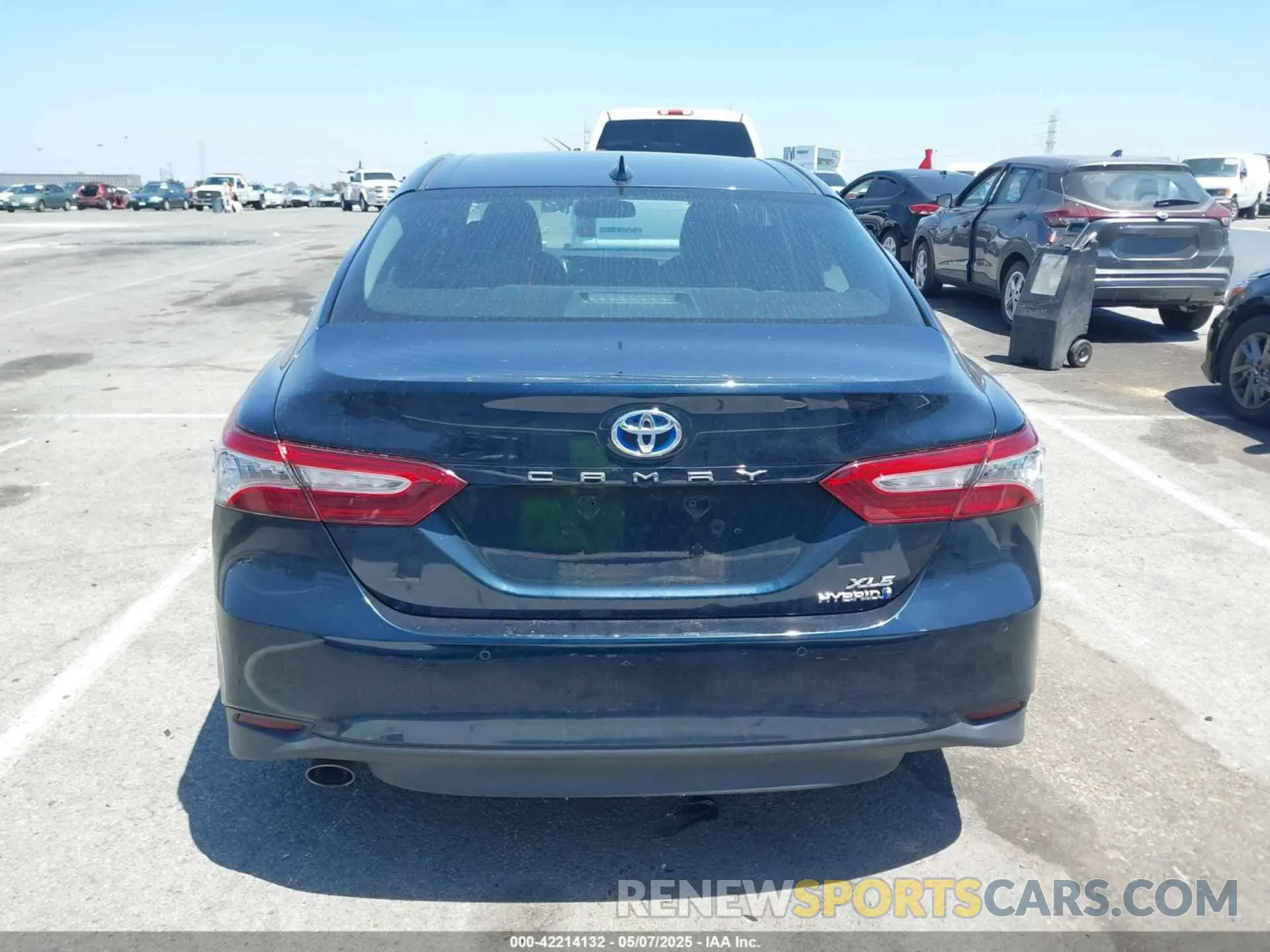 17 Photograph of a damaged car 4T1B21HK6KU512223 TOYOTA CAMRY HYBRID 2019