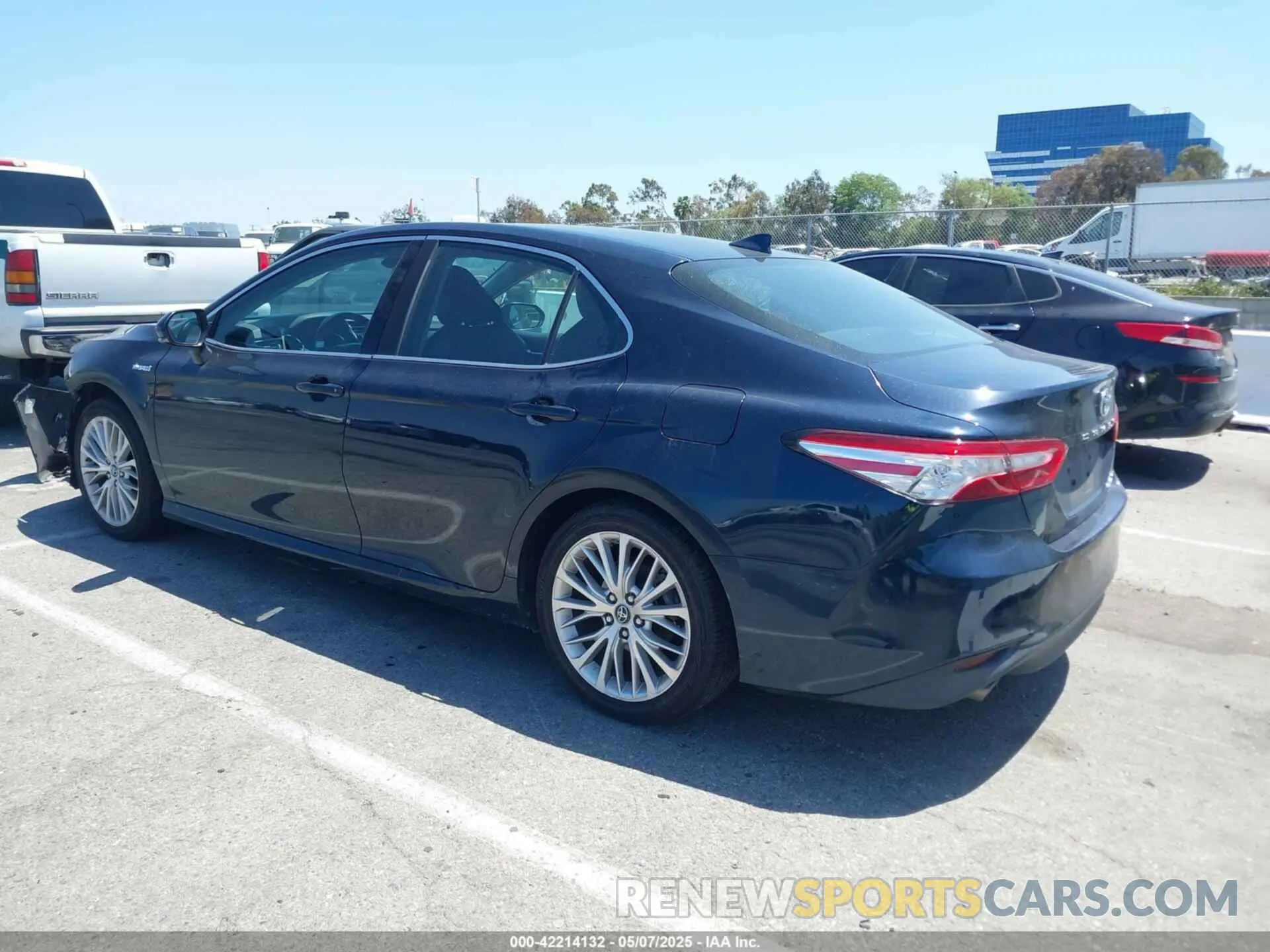 3 Photograph of a damaged car 4T1B21HK6KU512223 TOYOTA CAMRY HYBRID 2019