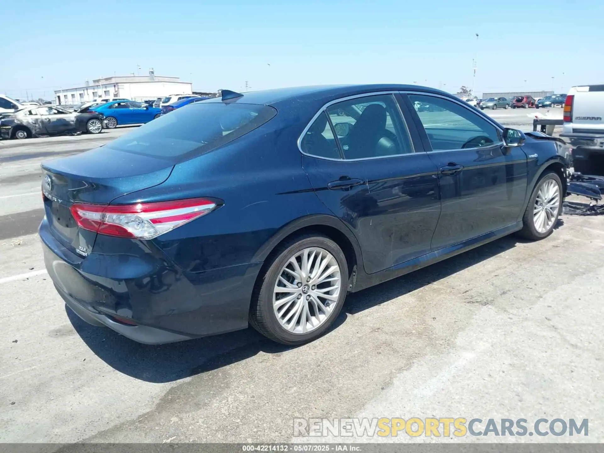 4 Photograph of a damaged car 4T1B21HK6KU512223 TOYOTA CAMRY HYBRID 2019
