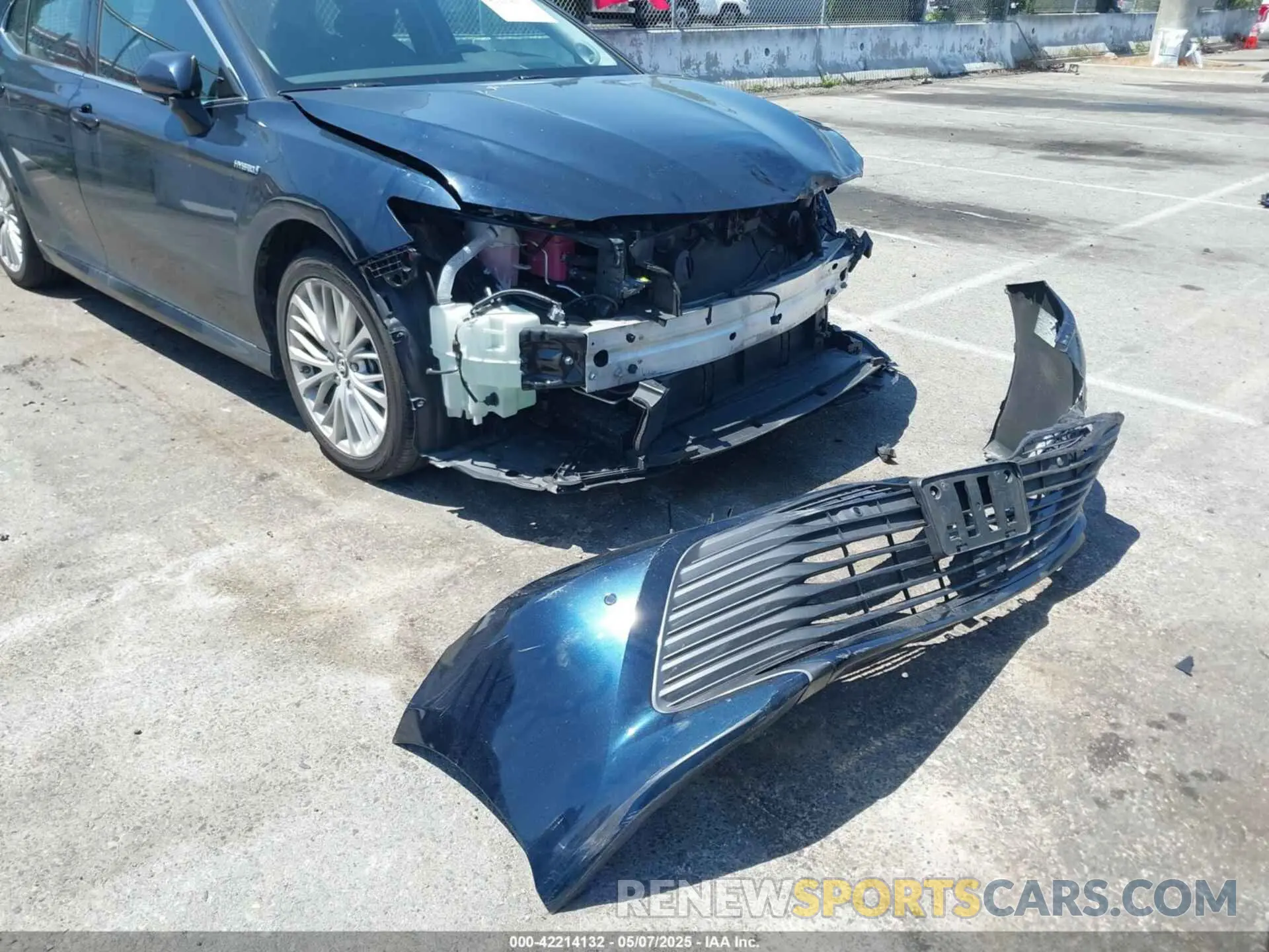 6 Photograph of a damaged car 4T1B21HK6KU512223 TOYOTA CAMRY HYBRID 2019