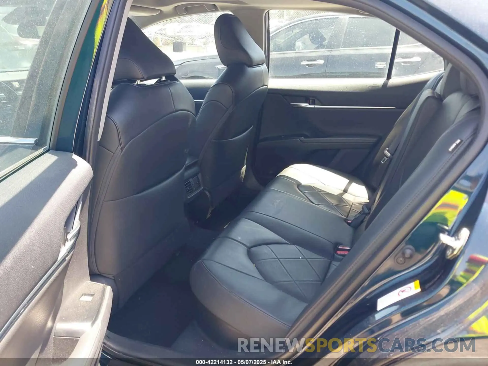 8 Photograph of a damaged car 4T1B21HK6KU512223 TOYOTA CAMRY HYBRID 2019