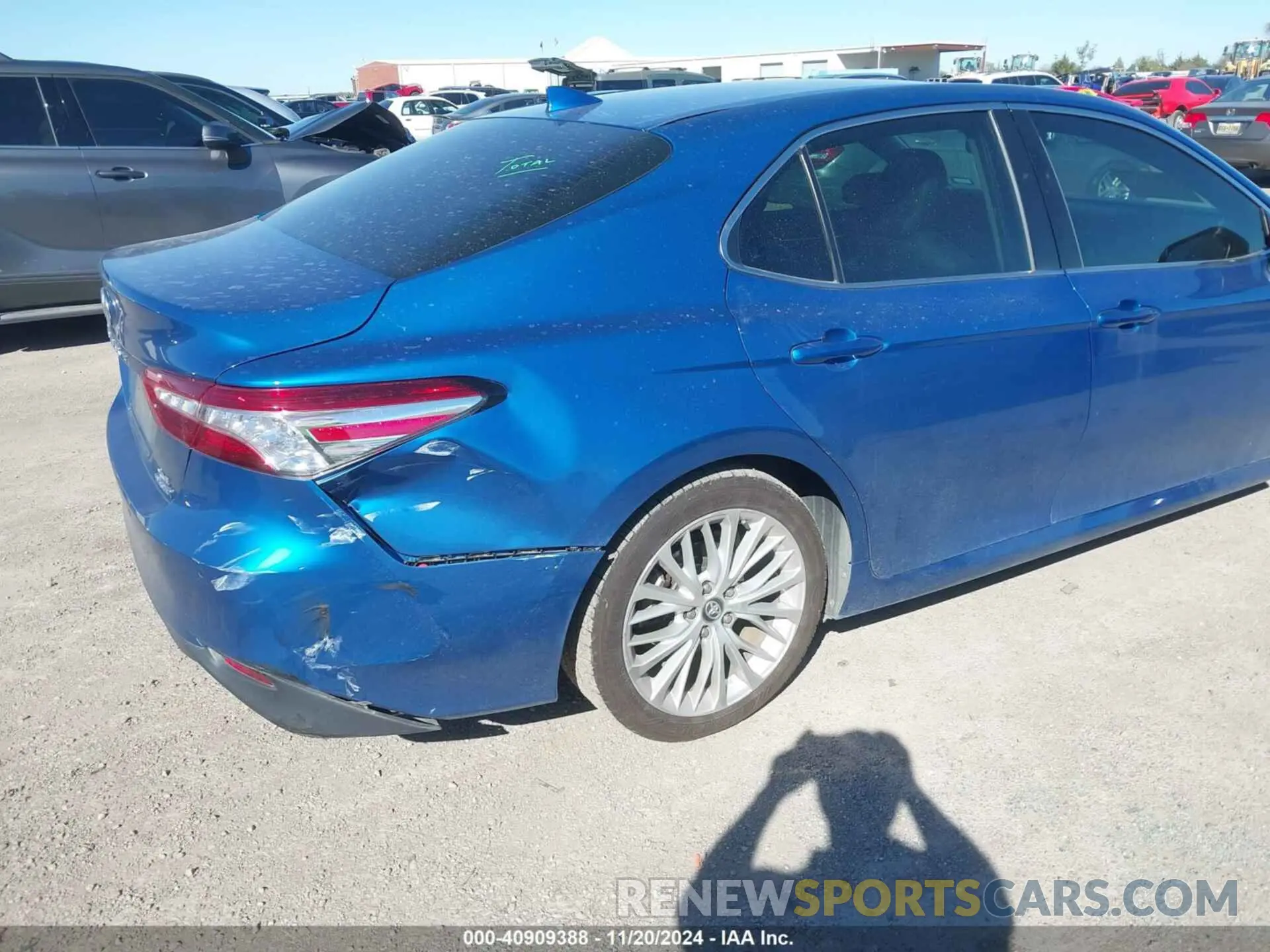 17 Photograph of a damaged car 4T1B21HK8KU011110 TOYOTA CAMRY HYBRID 2019