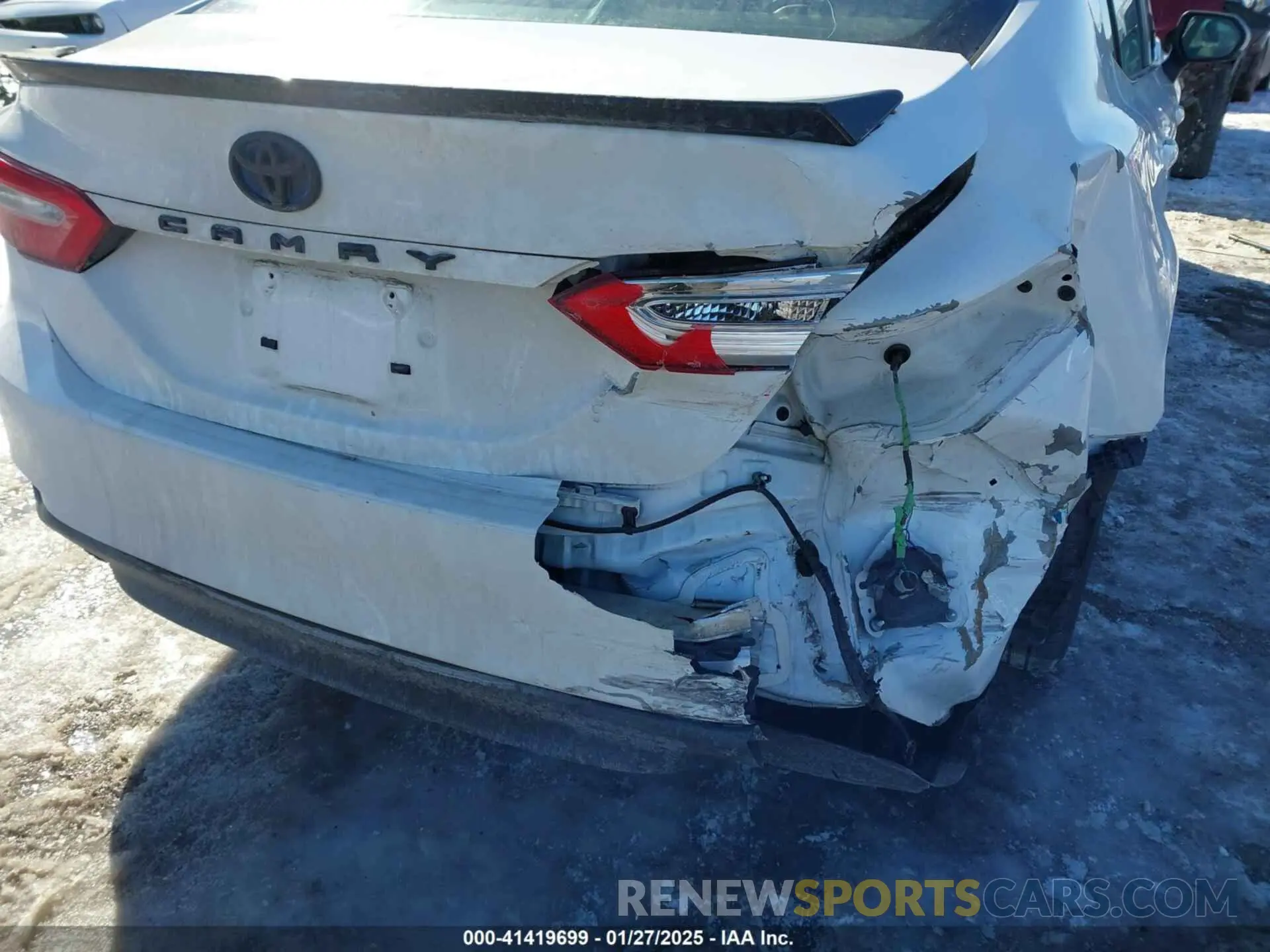 18 Photograph of a damaged car 4T1B31HK2KU006126 TOYOTA CAMRY HYBRID 2019