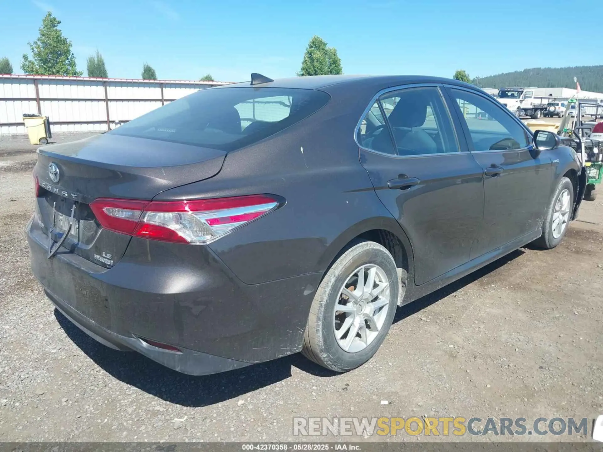 4 Photograph of a damaged car 4T1B31HK3KU514914 TOYOTA CAMRY HYBRID 2019