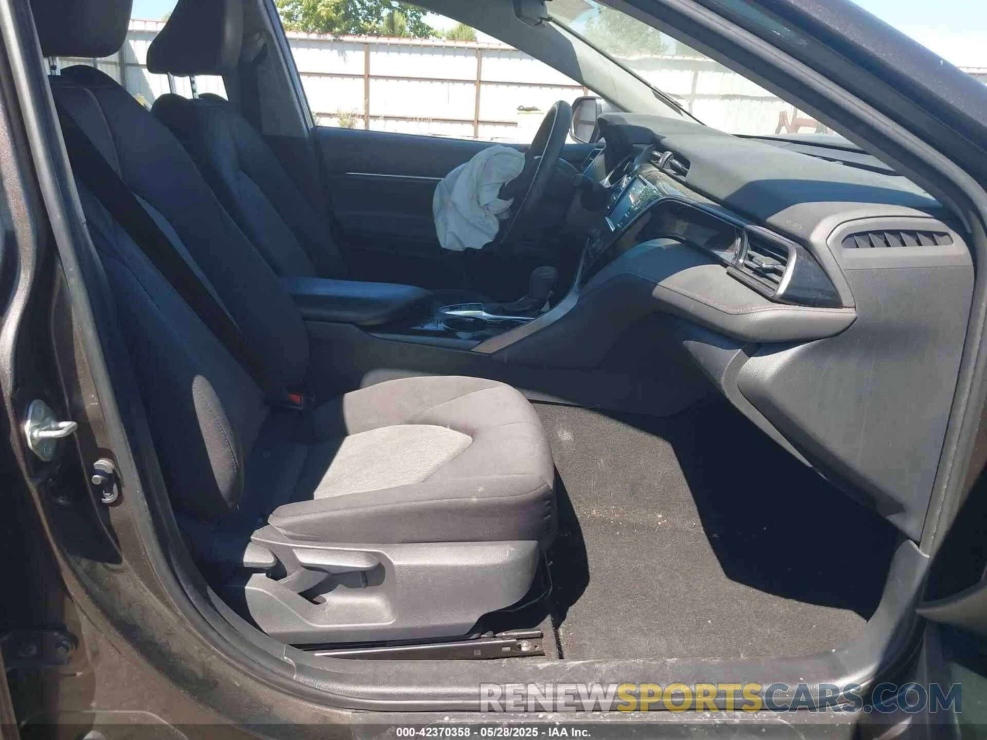 5 Photograph of a damaged car 4T1B31HK3KU514914 TOYOTA CAMRY HYBRID 2019