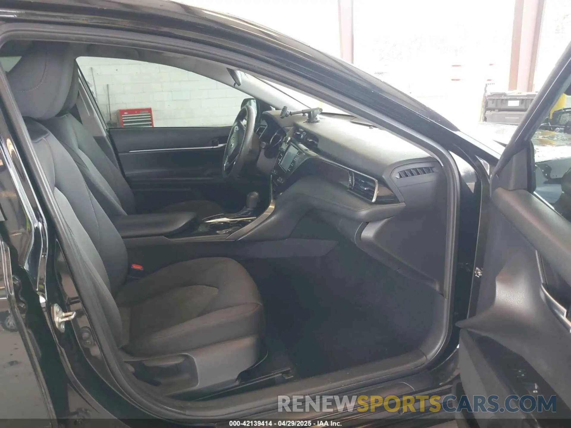 5 Photograph of a damaged car 4T1B31HK3KU517800 TOYOTA CAMRY HYBRID 2019