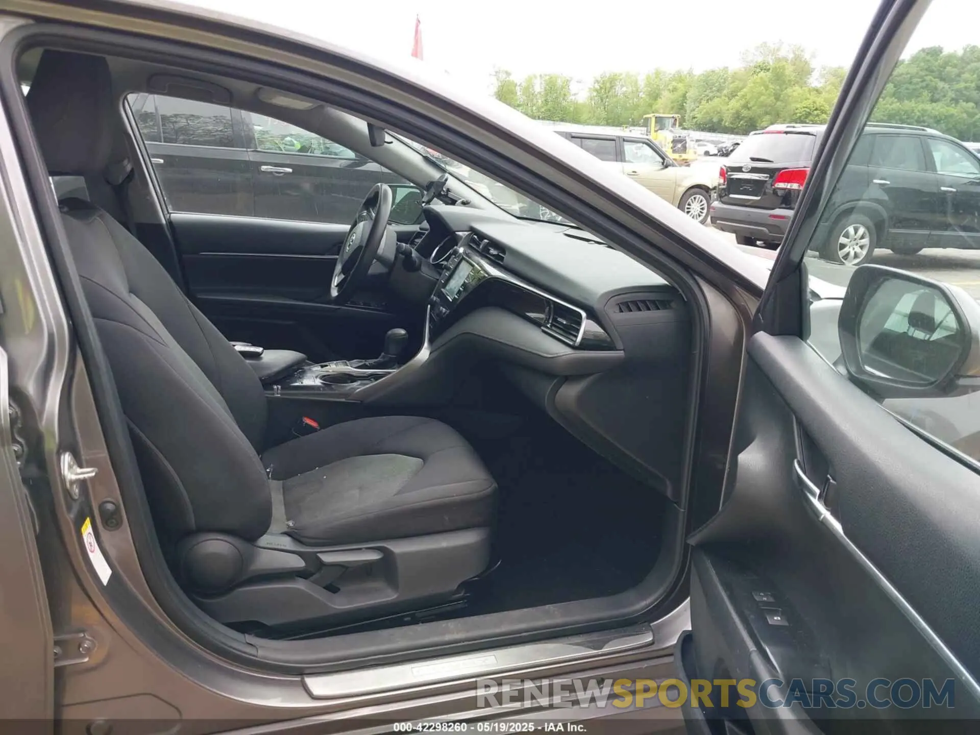 5 Photograph of a damaged car 4T1B31HK4KU511360 TOYOTA CAMRY HYBRID 2019