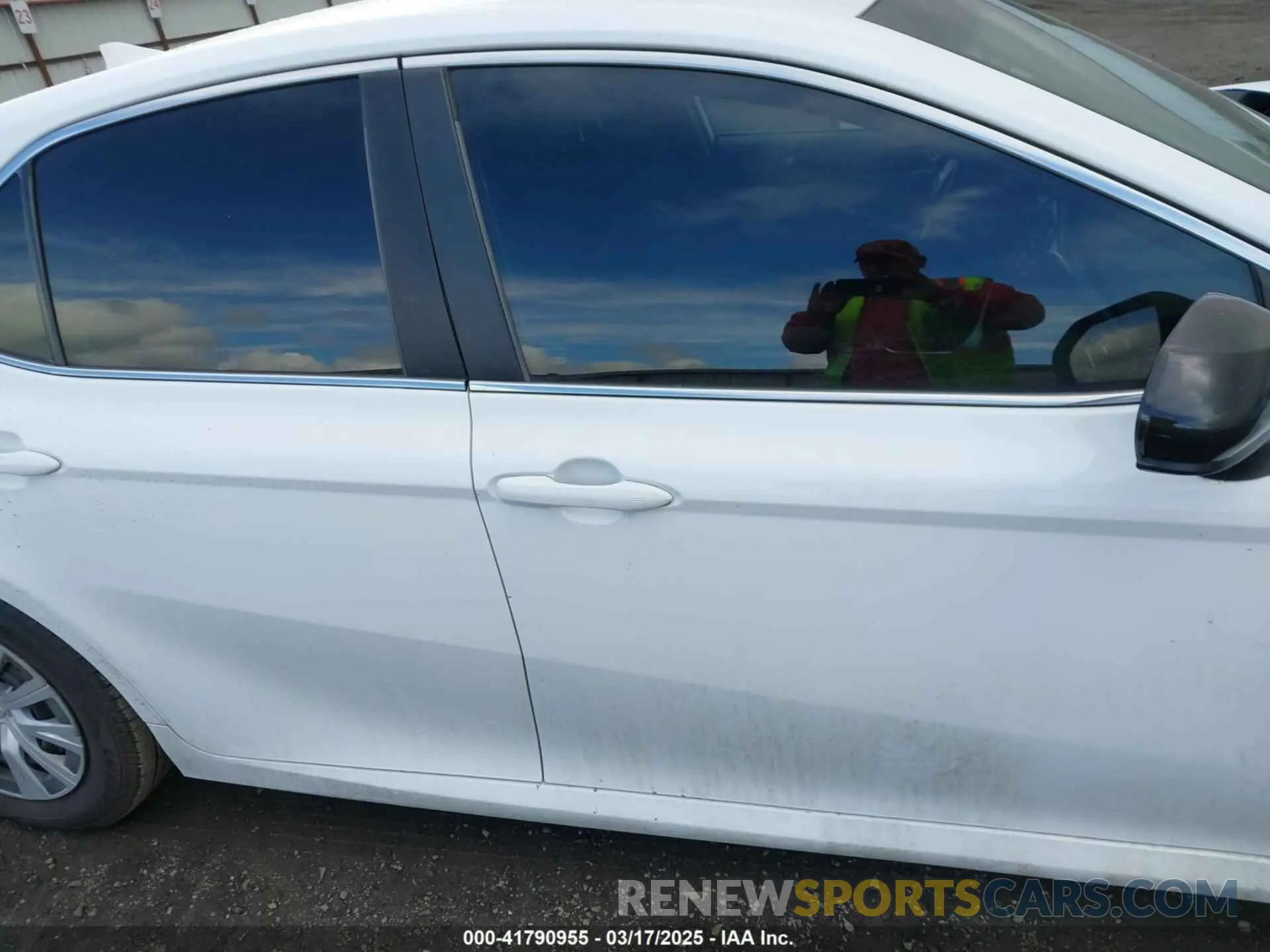 13 Photograph of a damaged car 4T1B31HK4KU513240 TOYOTA CAMRY HYBRID 2019