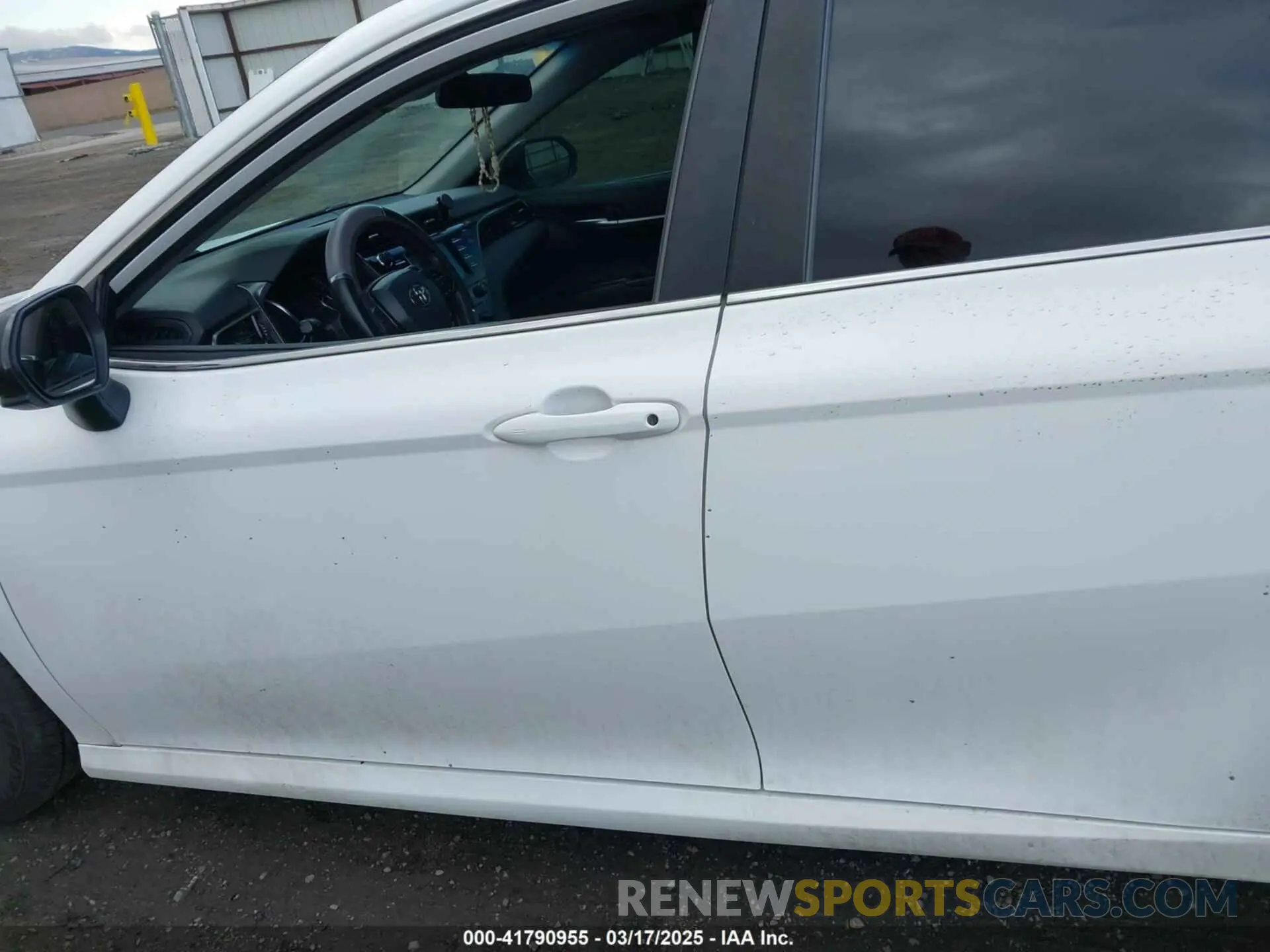 14 Photograph of a damaged car 4T1B31HK4KU513240 TOYOTA CAMRY HYBRID 2019