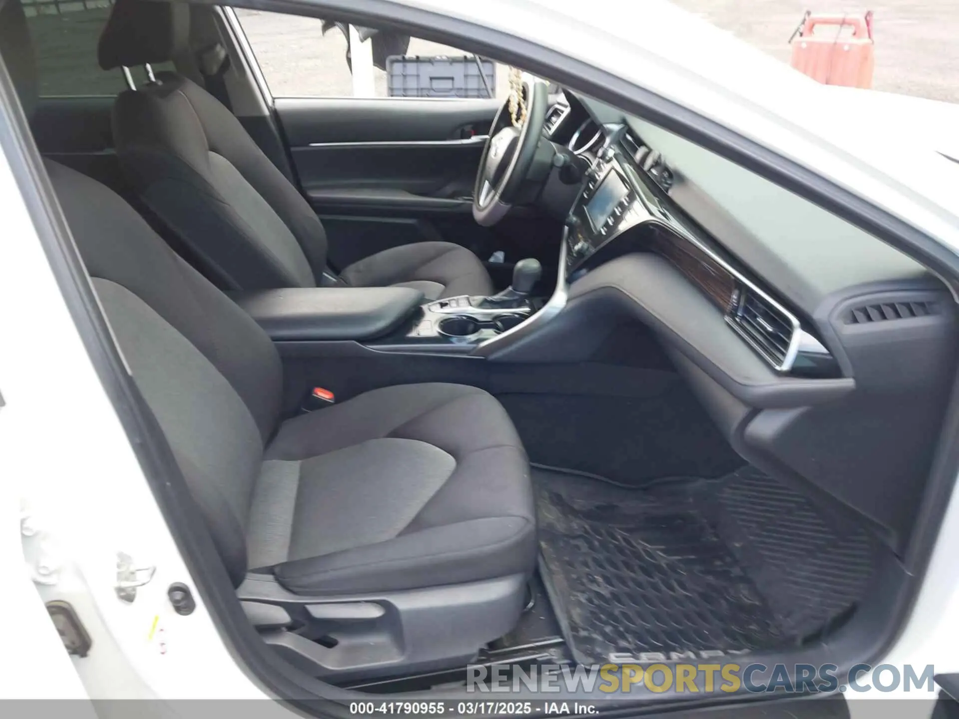 5 Photograph of a damaged car 4T1B31HK4KU513240 TOYOTA CAMRY HYBRID 2019