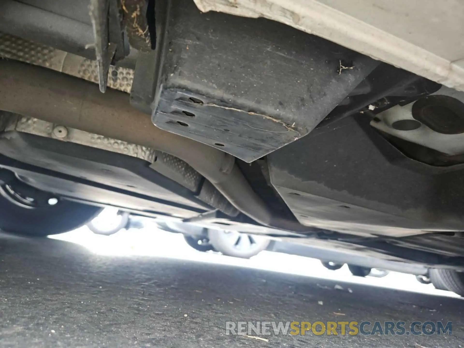 35 Photograph of a damaged car 4T1B31HK5KU512856 TOYOTA CAMRY HYBRID 2019
