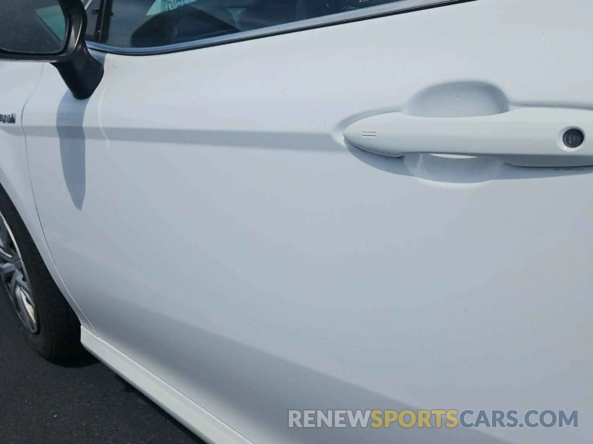 39 Photograph of a damaged car 4T1B31HK5KU512856 TOYOTA CAMRY HYBRID 2019