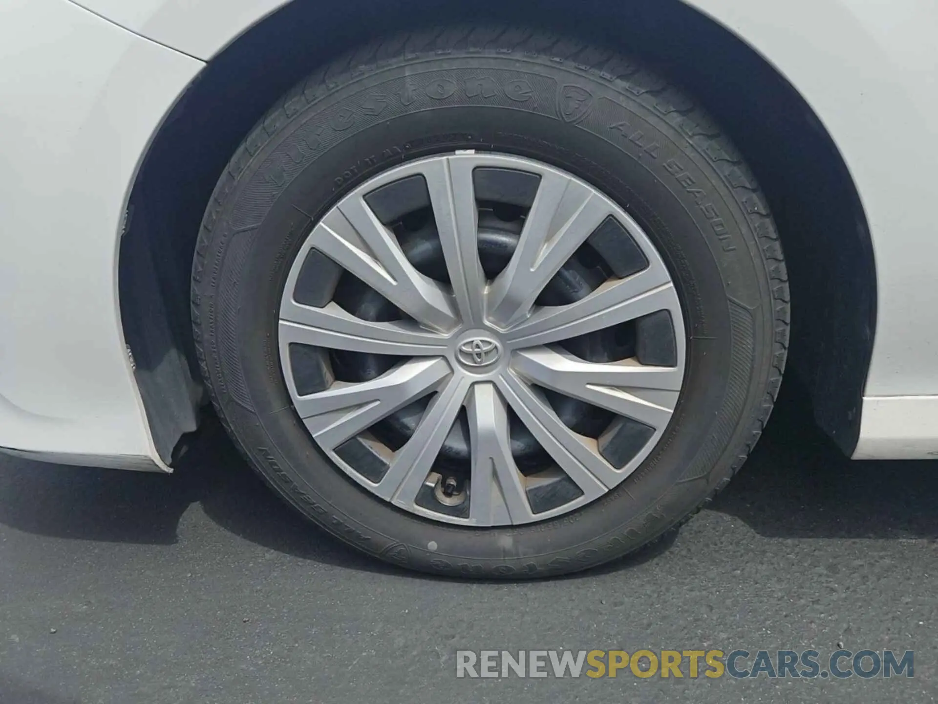 4 Photograph of a damaged car 4T1B31HK5KU512856 TOYOTA CAMRY HYBRID 2019