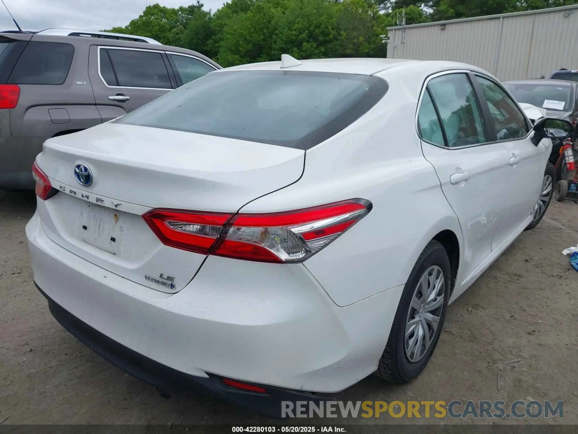 4 Photograph of a damaged car 4T1B31HK8KU008558 TOYOTA CAMRY HYBRID 2019