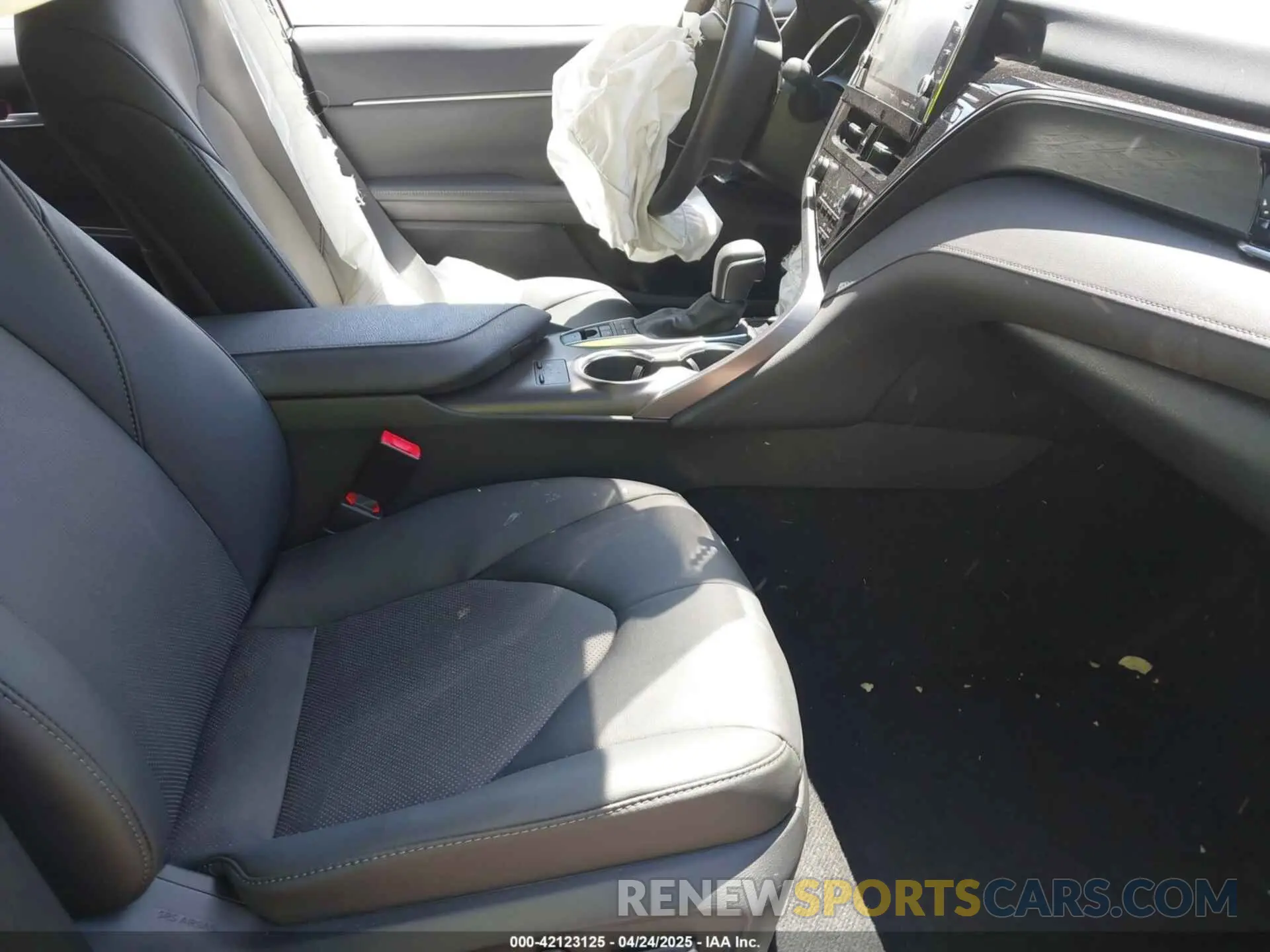 5 Photograph of a damaged car 4T1F31AK9RU071027 TOYOTA CAMRY HYBRID 2024