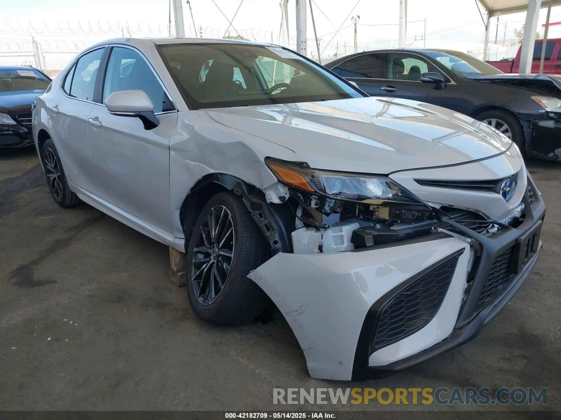 1 Photograph of a damaged car 4T1S31AK0RU077023 TOYOTA CAMRY HYBRID 2024