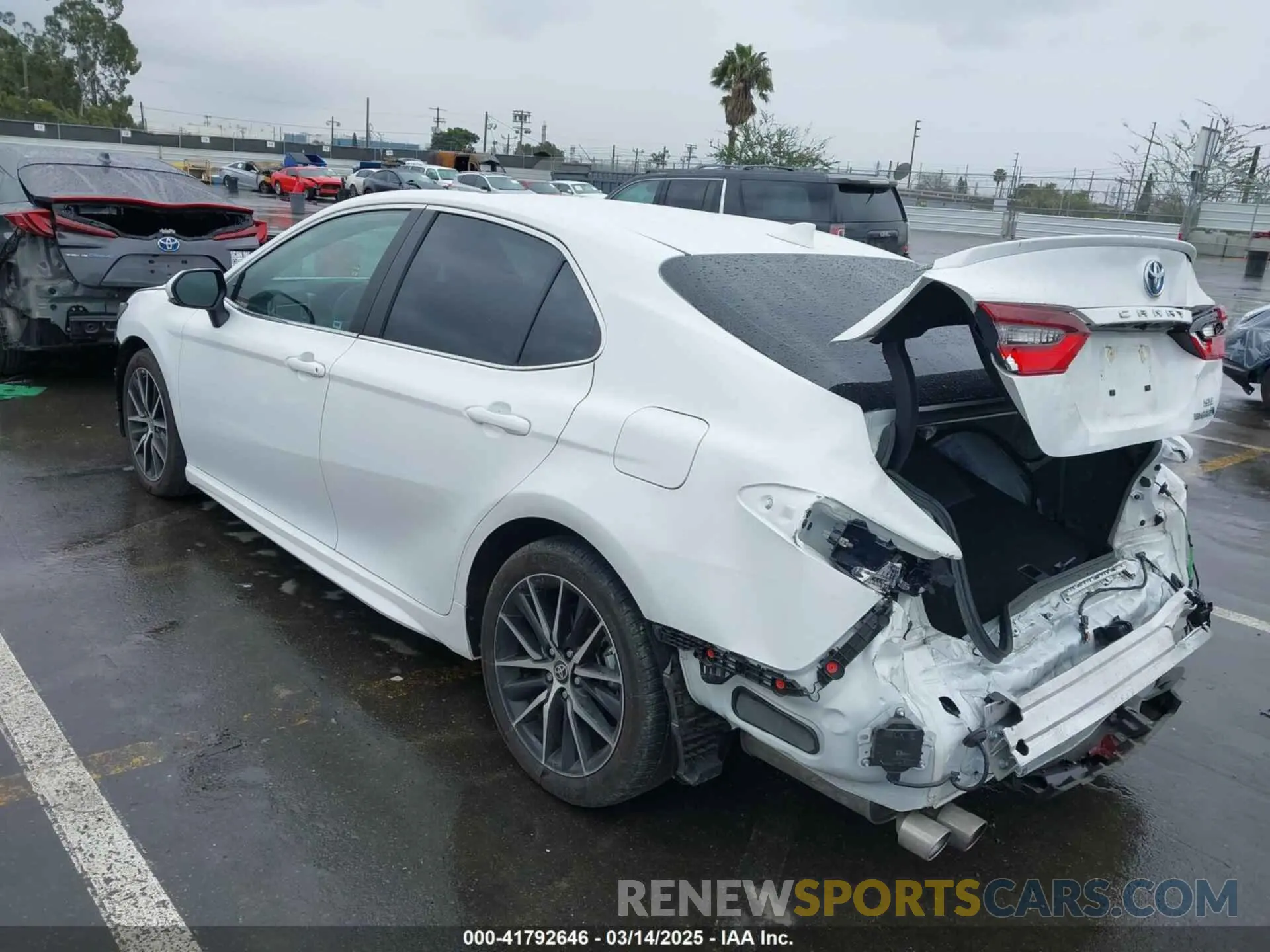 3 Photograph of a damaged car 4T1S31AK0RU631502 TOYOTA CAMRY HYBRID 2024