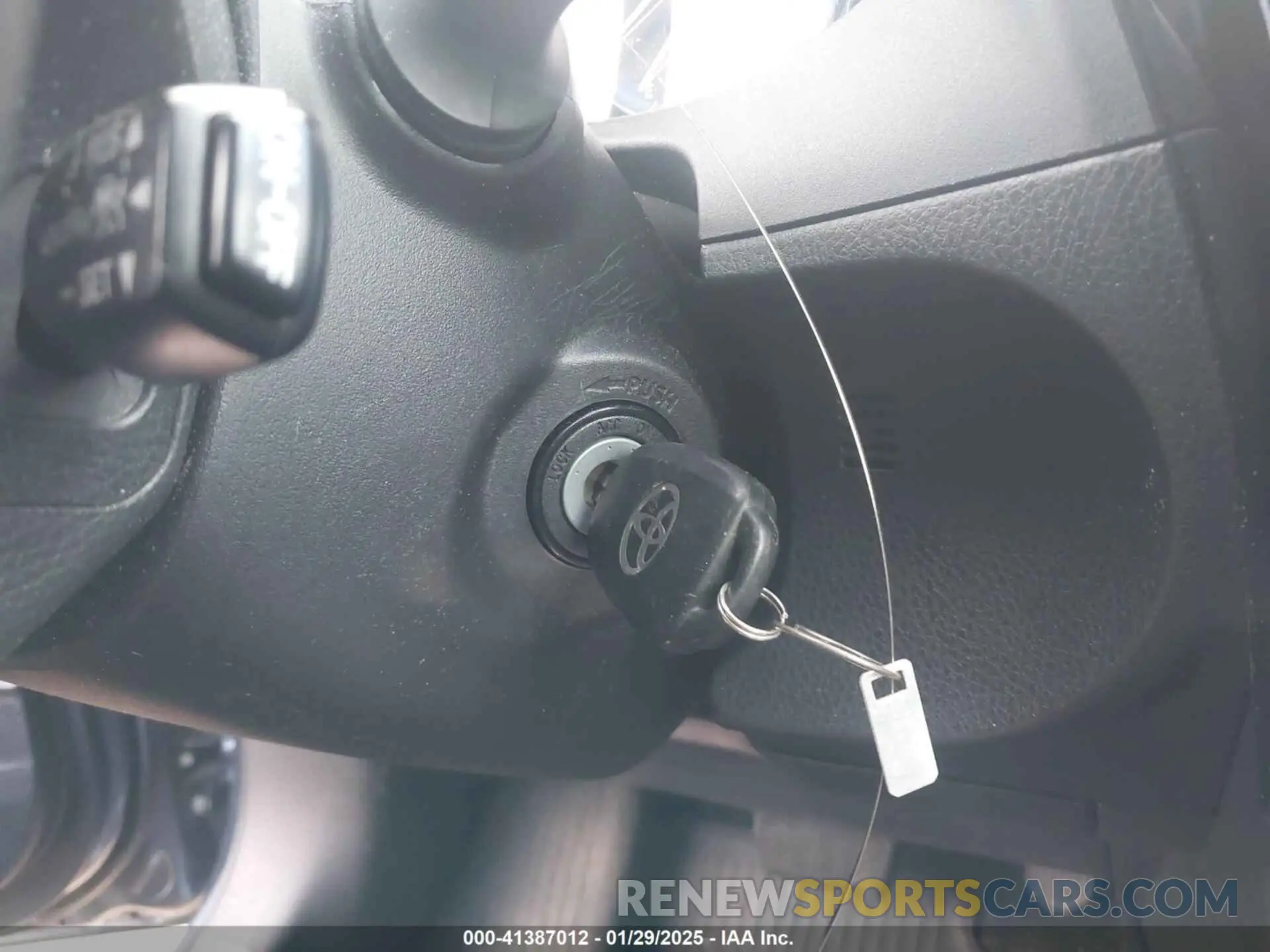 11 Photograph of a damaged car 2T1BURHE0KC246864 TOYOTA COROLLA 2019