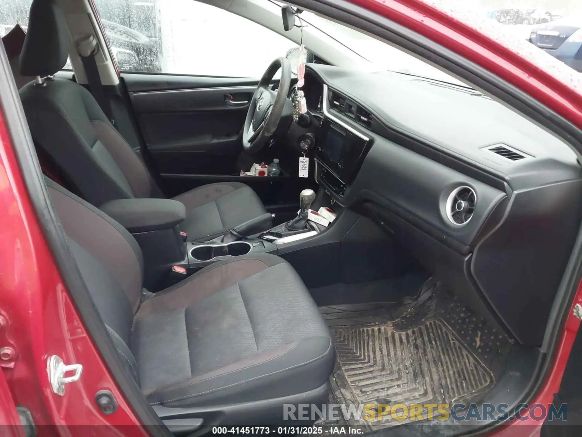 5 Photograph of a damaged car 2T1BURHE2KC141856 TOYOTA COROLLA 2019
