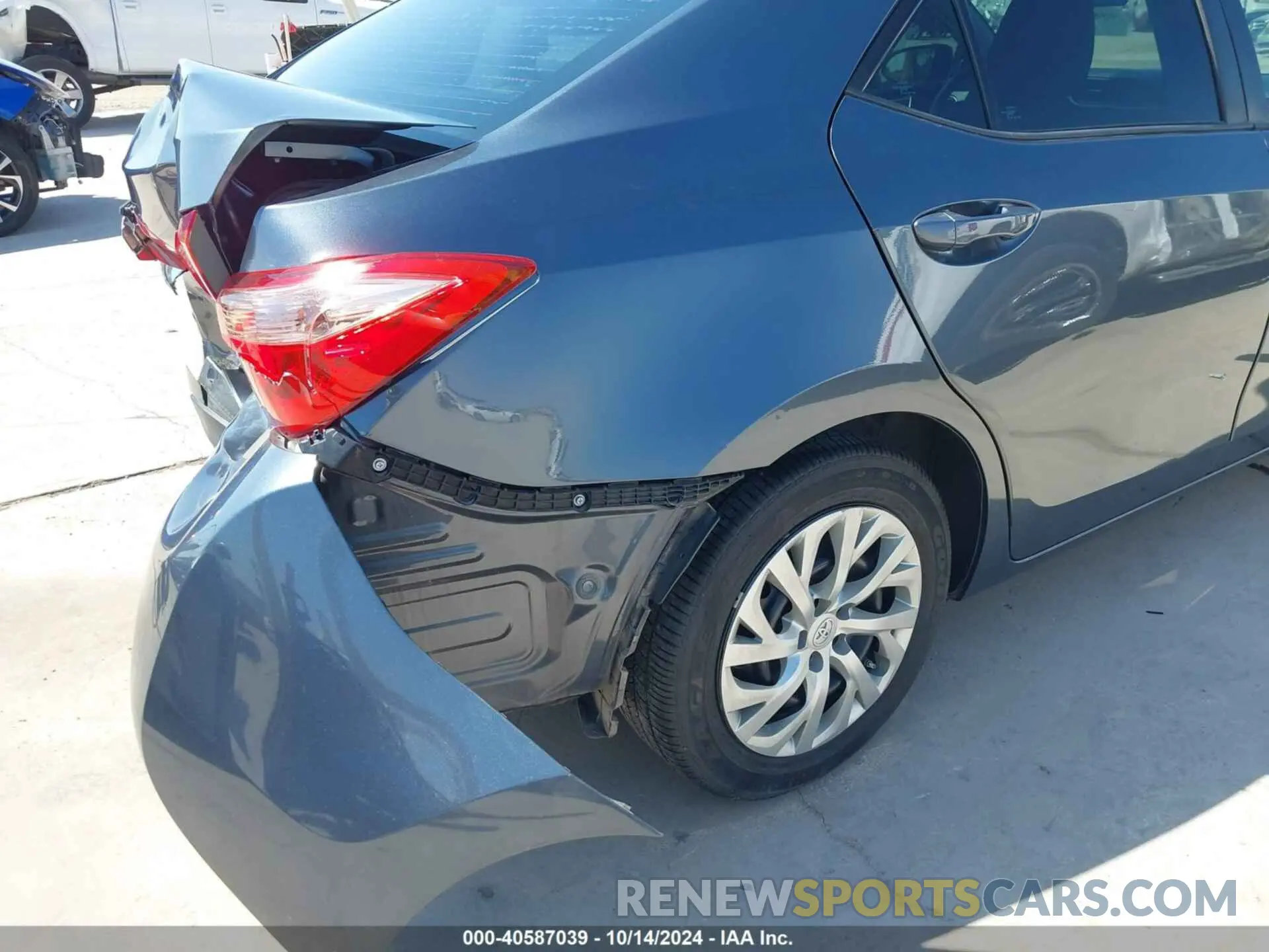18 Photograph of a damaged car 2T1BURHE2KC206690 TOYOTA COROLLA 2019