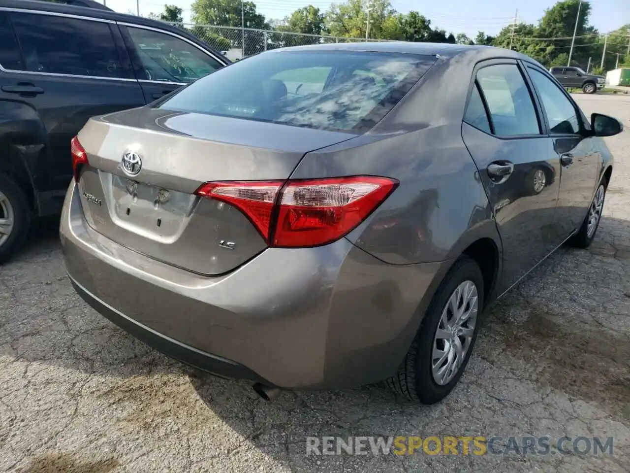 4 Photograph of a damaged car 2T1BURHE4KC139784 TOYOTA COROLLA 2019