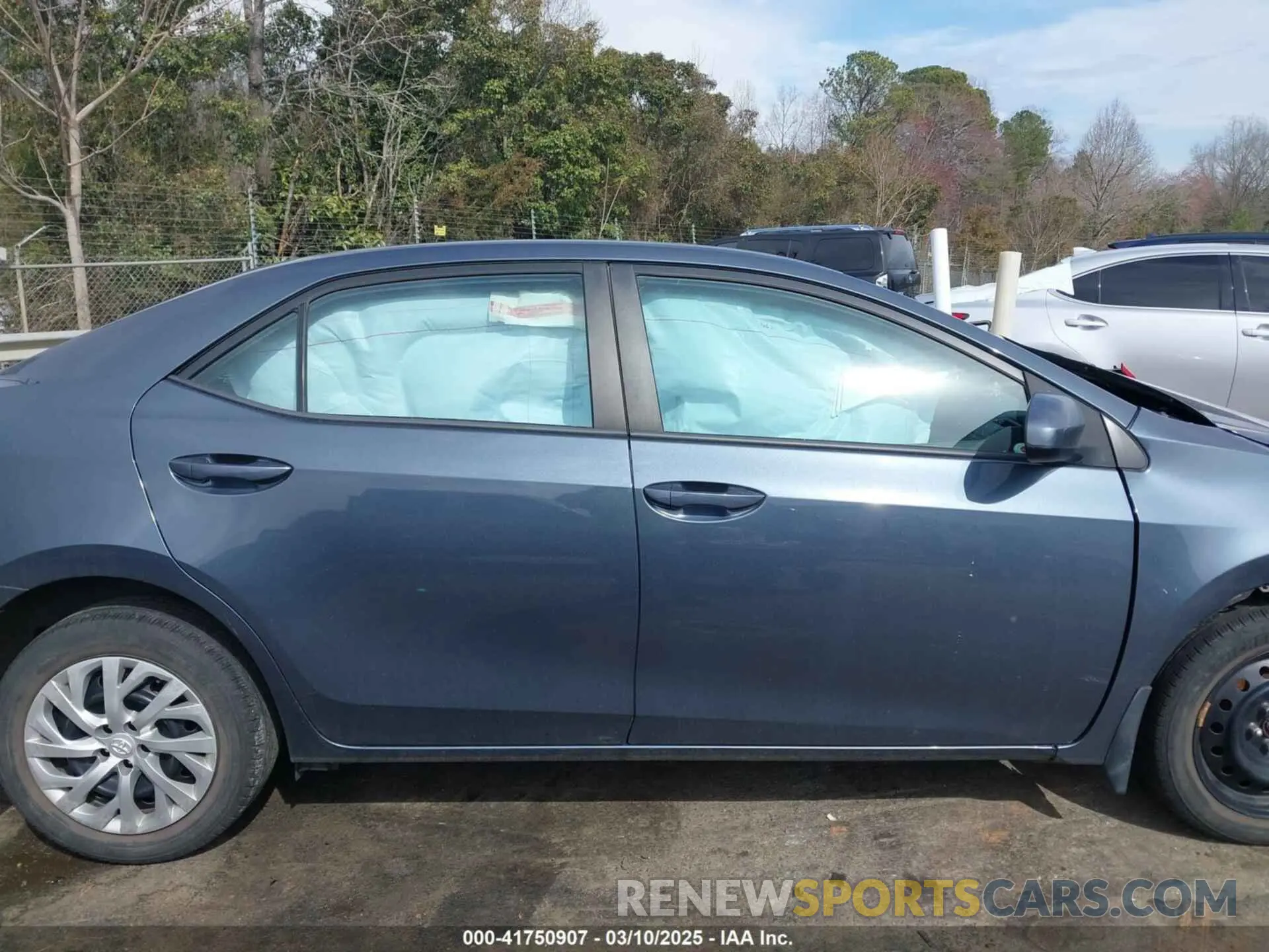 13 Photograph of a damaged car 2T1BURHE4KC173952 TOYOTA COROLLA 2019