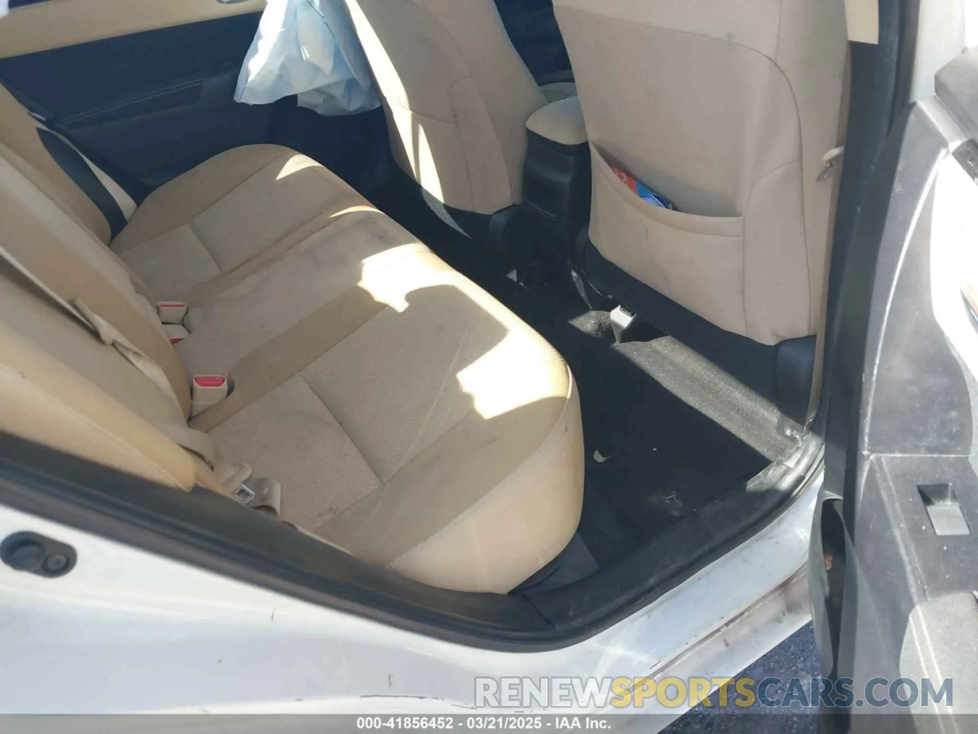8 Photograph of a damaged car 2T1BURHE5KC169697 TOYOTA COROLLA 2019