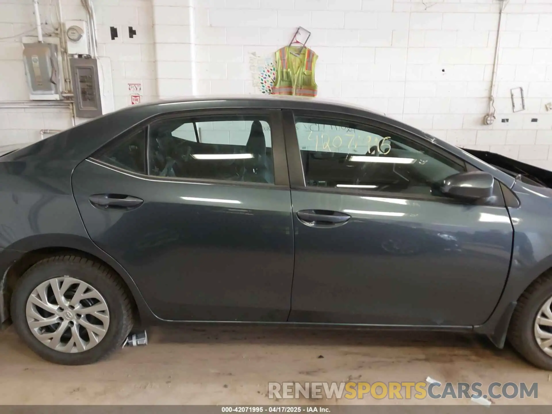 14 Photograph of a damaged car 2T1BURHE5KC211768 TOYOTA COROLLA 2019