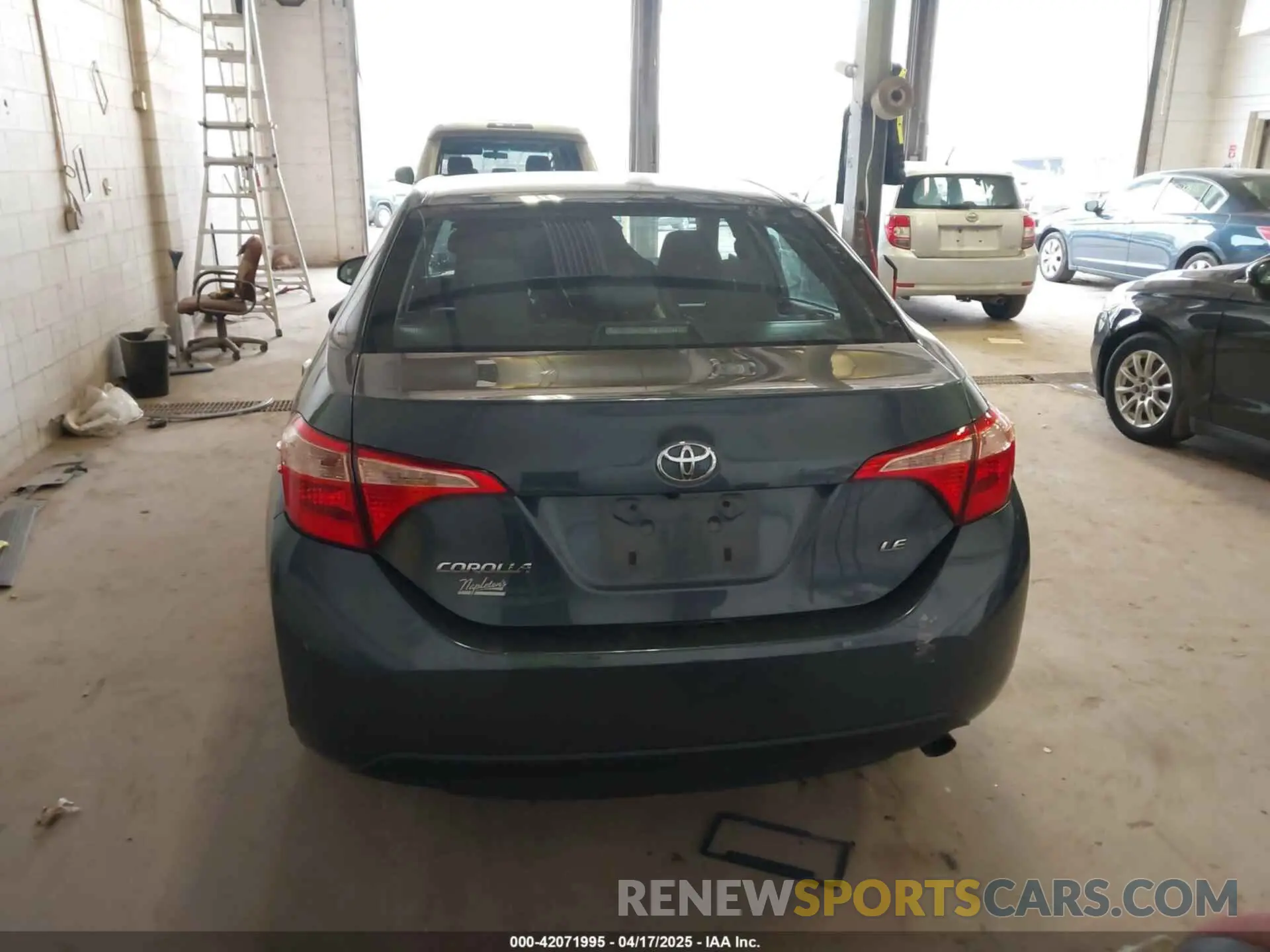 17 Photograph of a damaged car 2T1BURHE5KC211768 TOYOTA COROLLA 2019