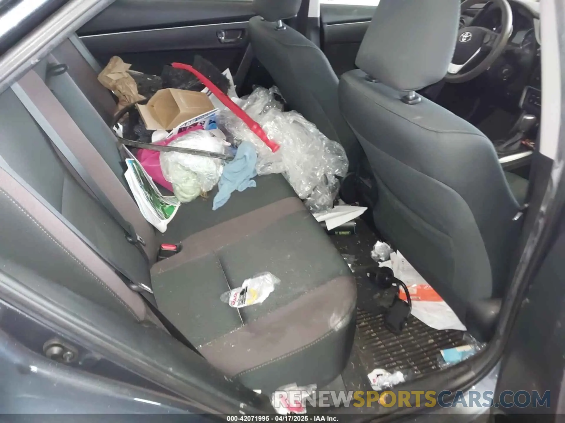 8 Photograph of a damaged car 2T1BURHE5KC211768 TOYOTA COROLLA 2019