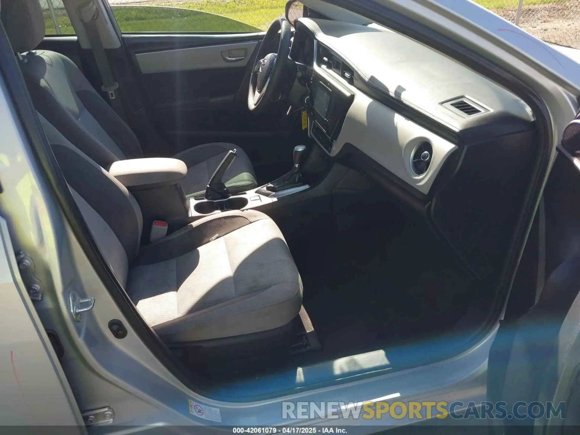 5 Photograph of a damaged car 2T1BURHE6KC134196 TOYOTA COROLLA 2019