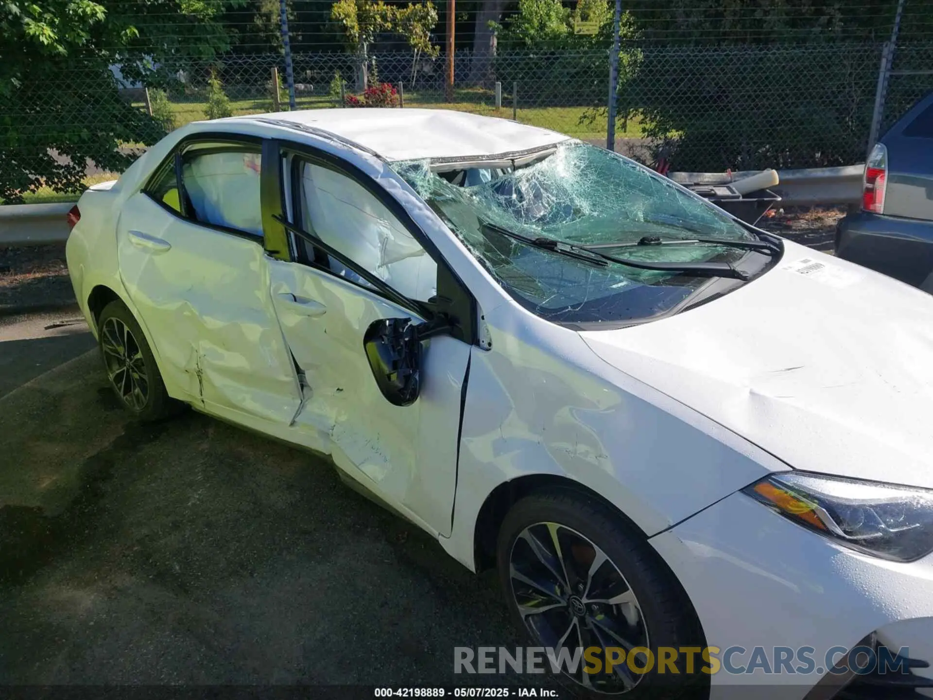 6 Photograph of a damaged car 2T1BURHE6KC204618 TOYOTA COROLLA 2019
