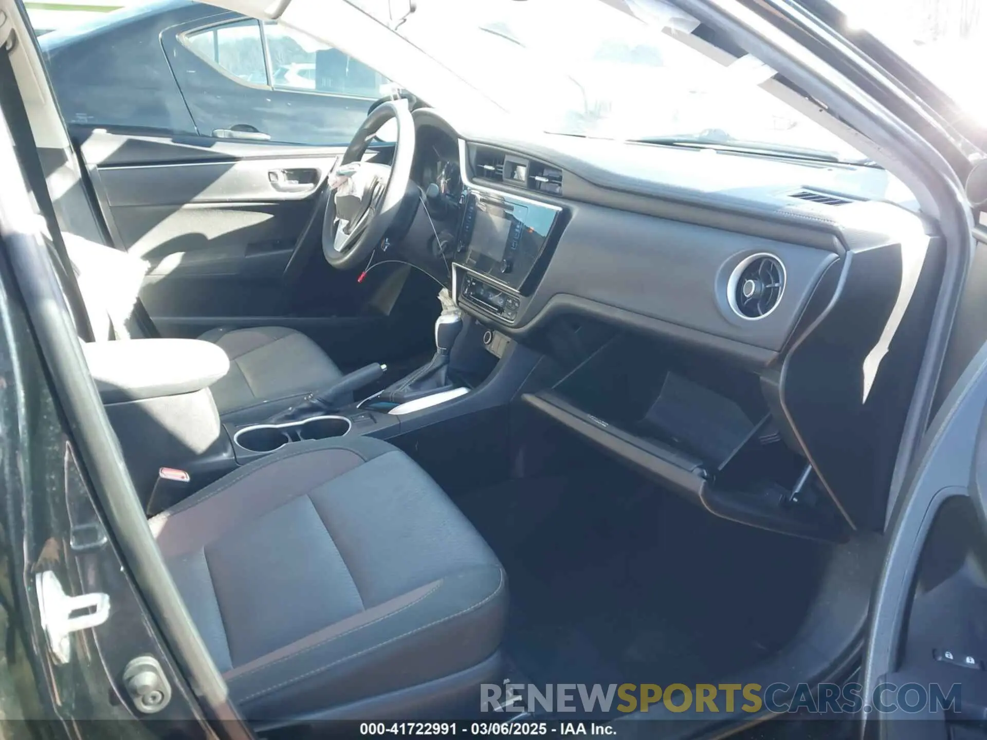5 Photograph of a damaged car 2T1BURHE6KC235402 TOYOTA COROLLA 2019