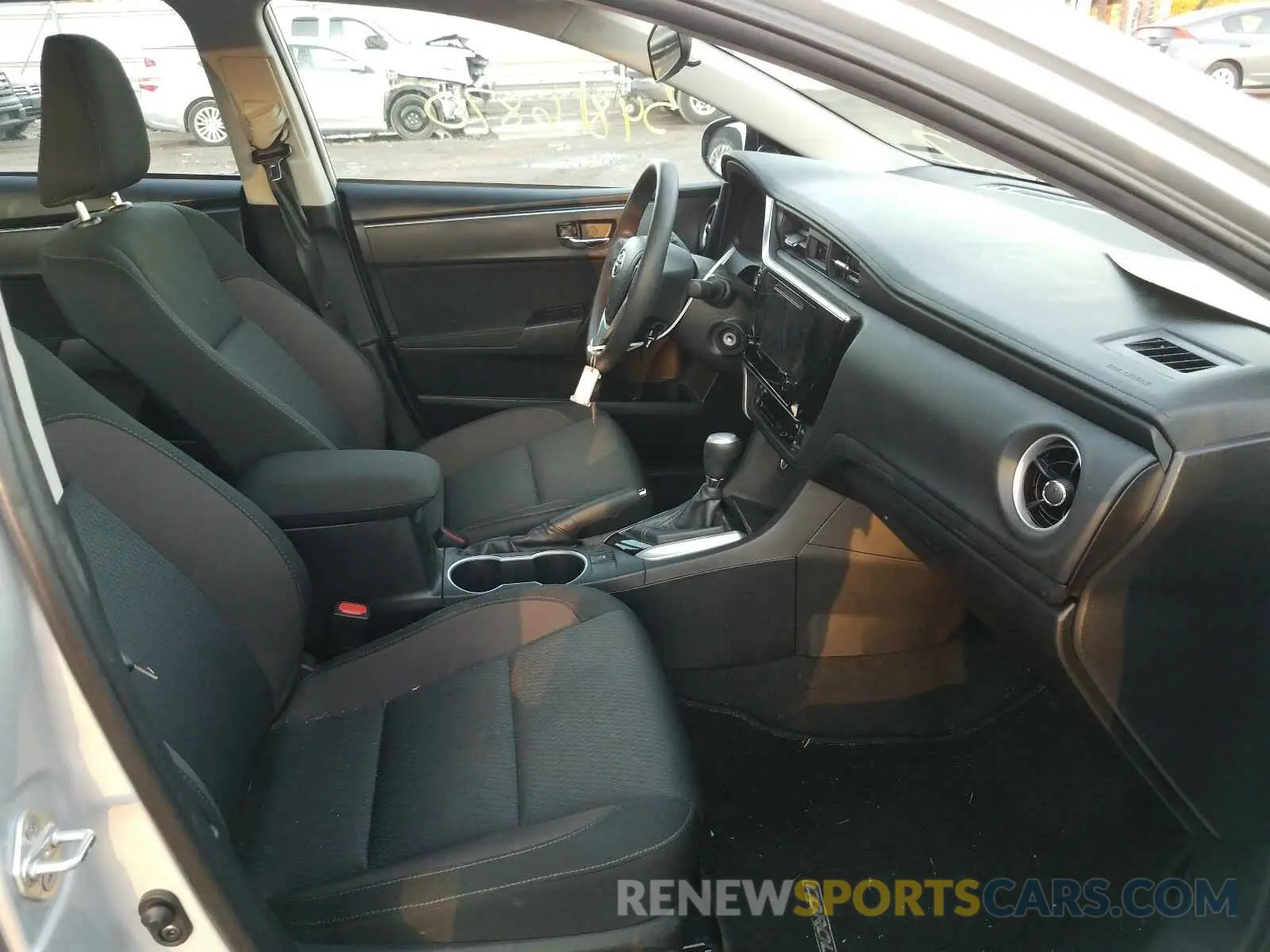 5 Photograph of a damaged car 2T1BURHE6KC241586 TOYOTA COROLLA 2019