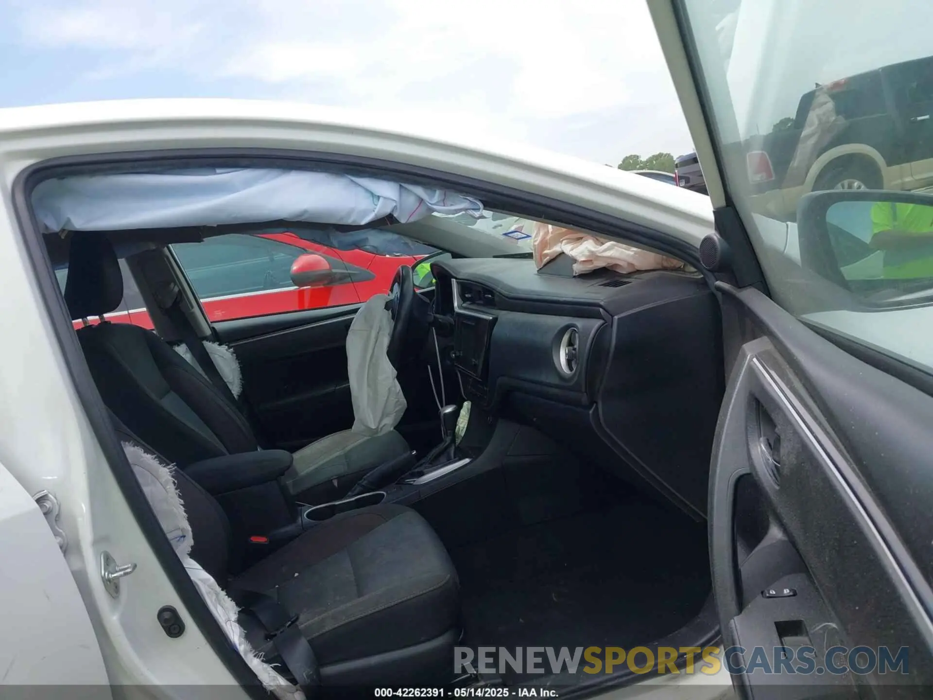 5 Photograph of a damaged car 2T1BURHE6KC243340 TOYOTA COROLLA 2019