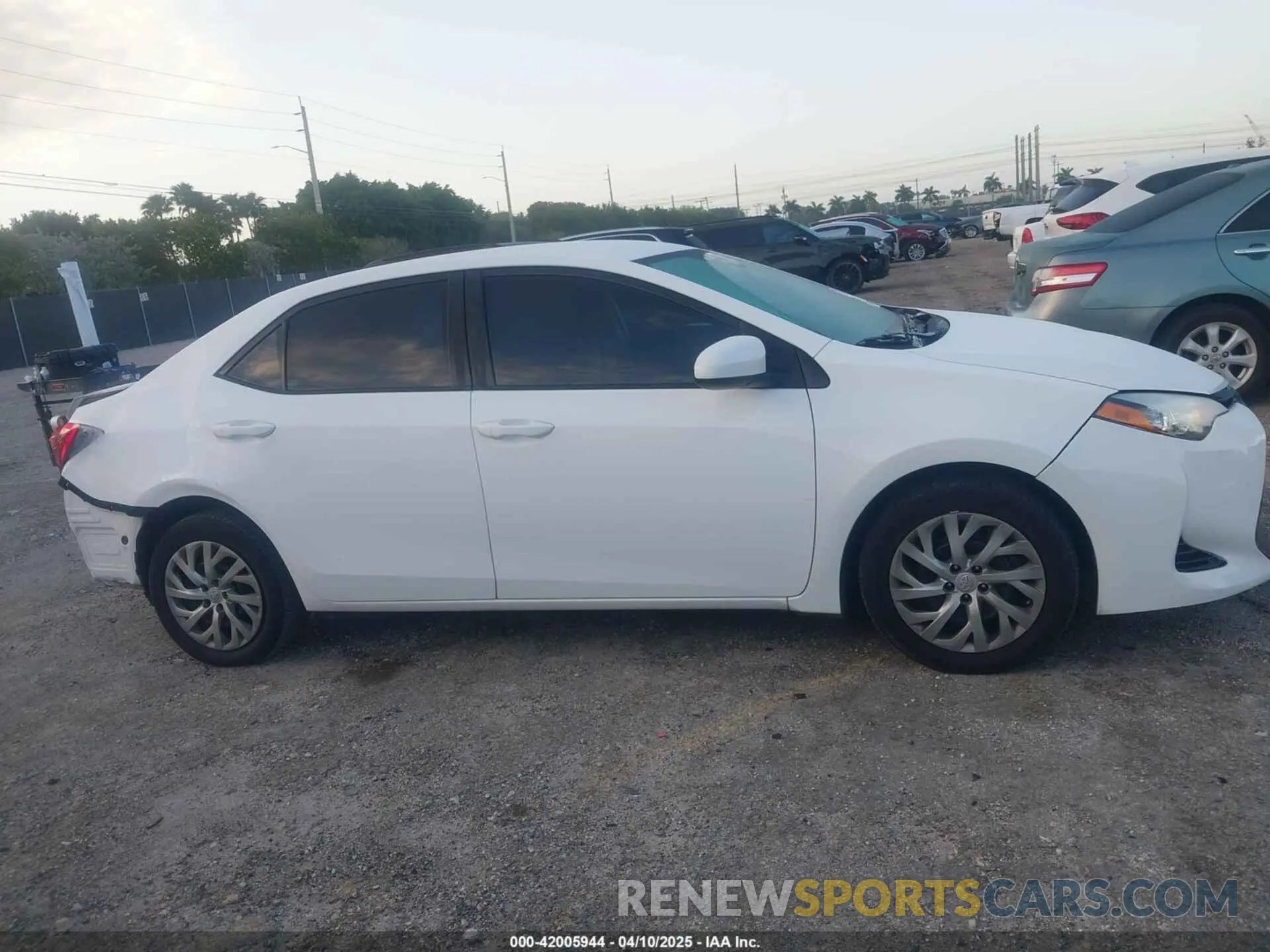 14 Photograph of a damaged car 2T1BURHE7KC147006 TOYOTA COROLLA 2019
