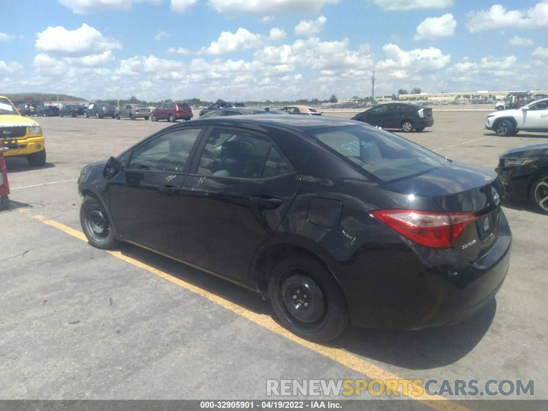 3 Photograph of a damaged car 2T1BURHE8KC125208 TOYOTA COROLLA 2019