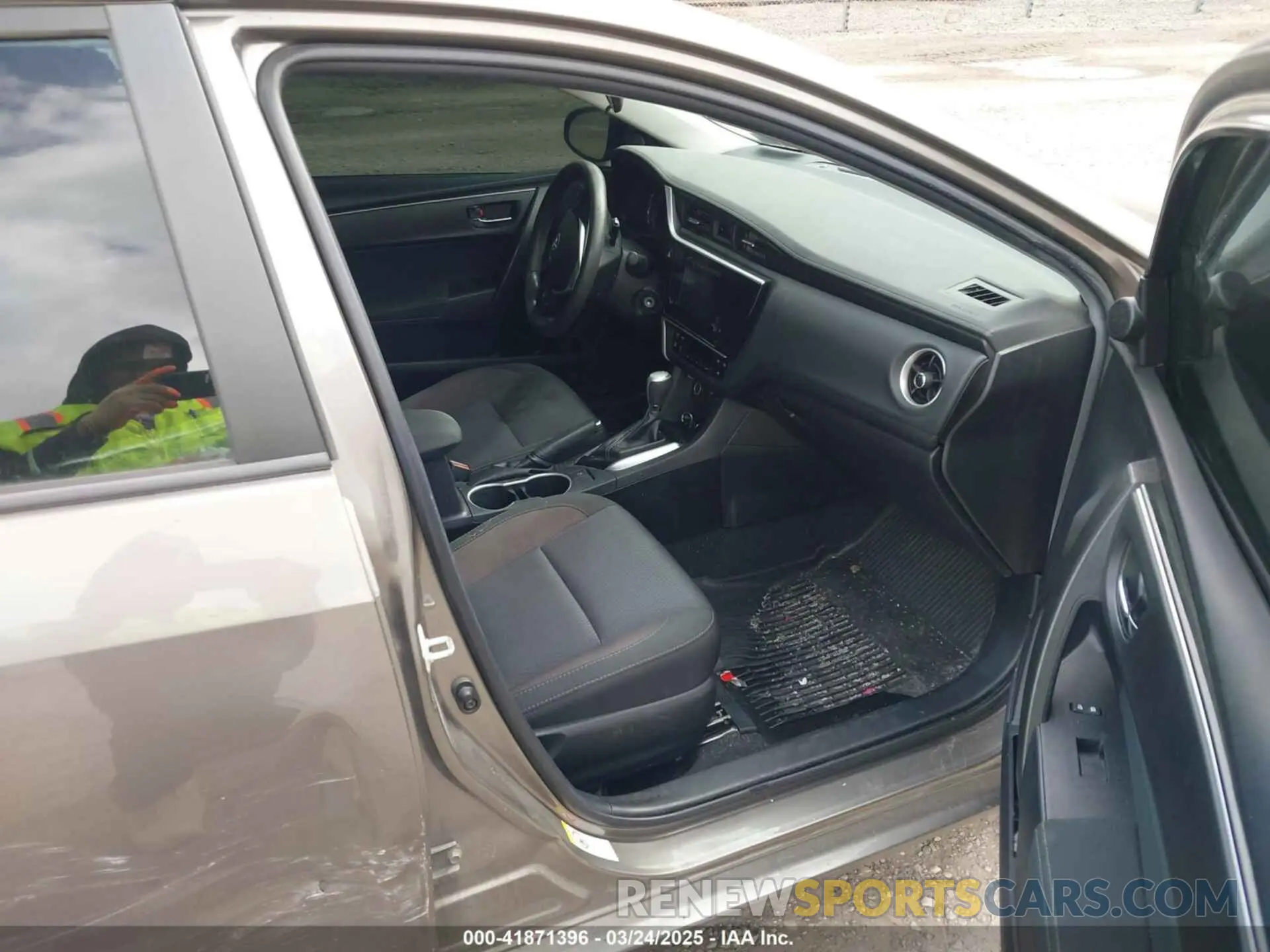 5 Photograph of a damaged car 2T1BURHE9KC173963 TOYOTA COROLLA 2019