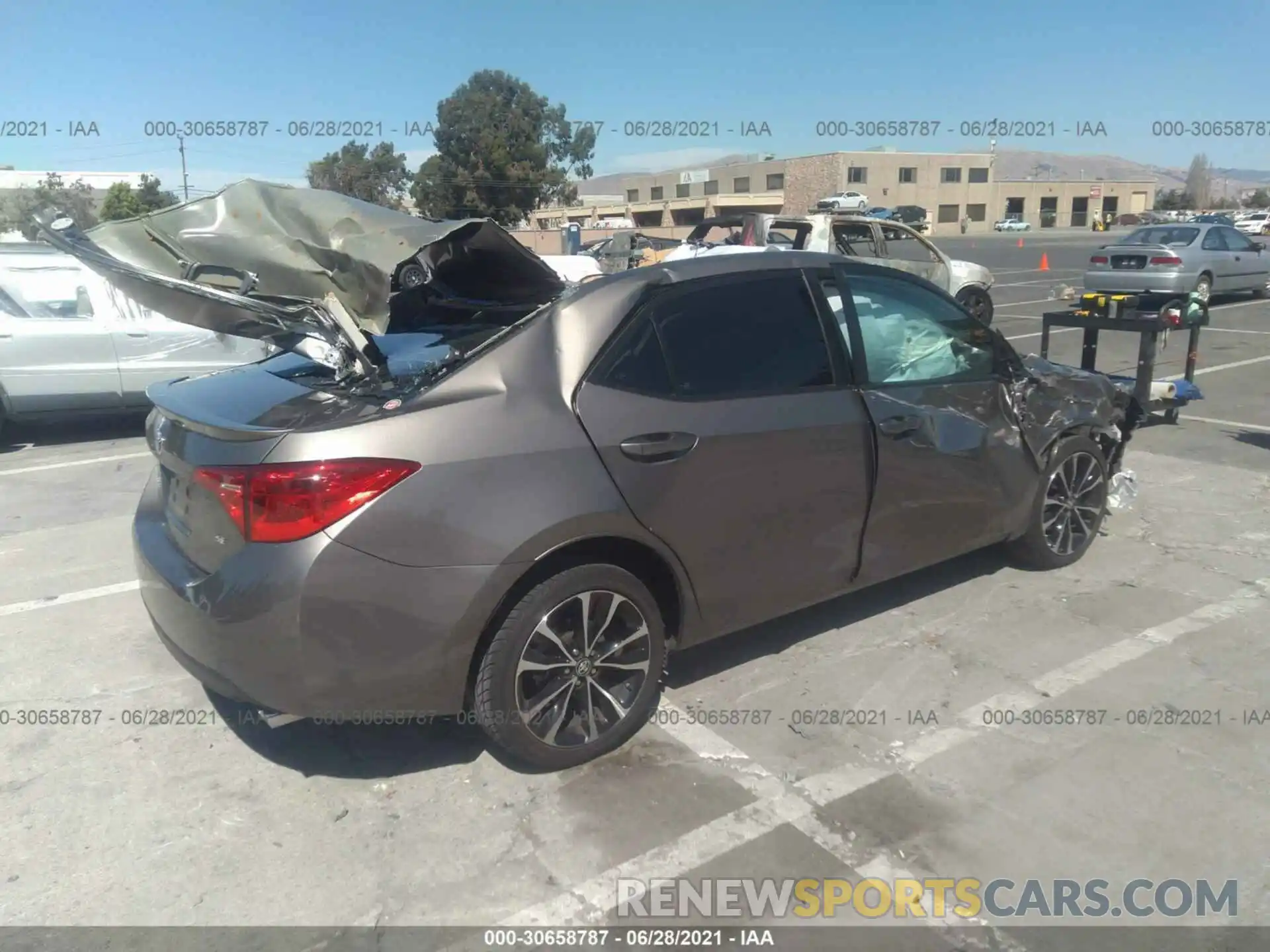 4 Photograph of a damaged car 2T1BURHE9KC185286 TOYOTA COROLLA 2019