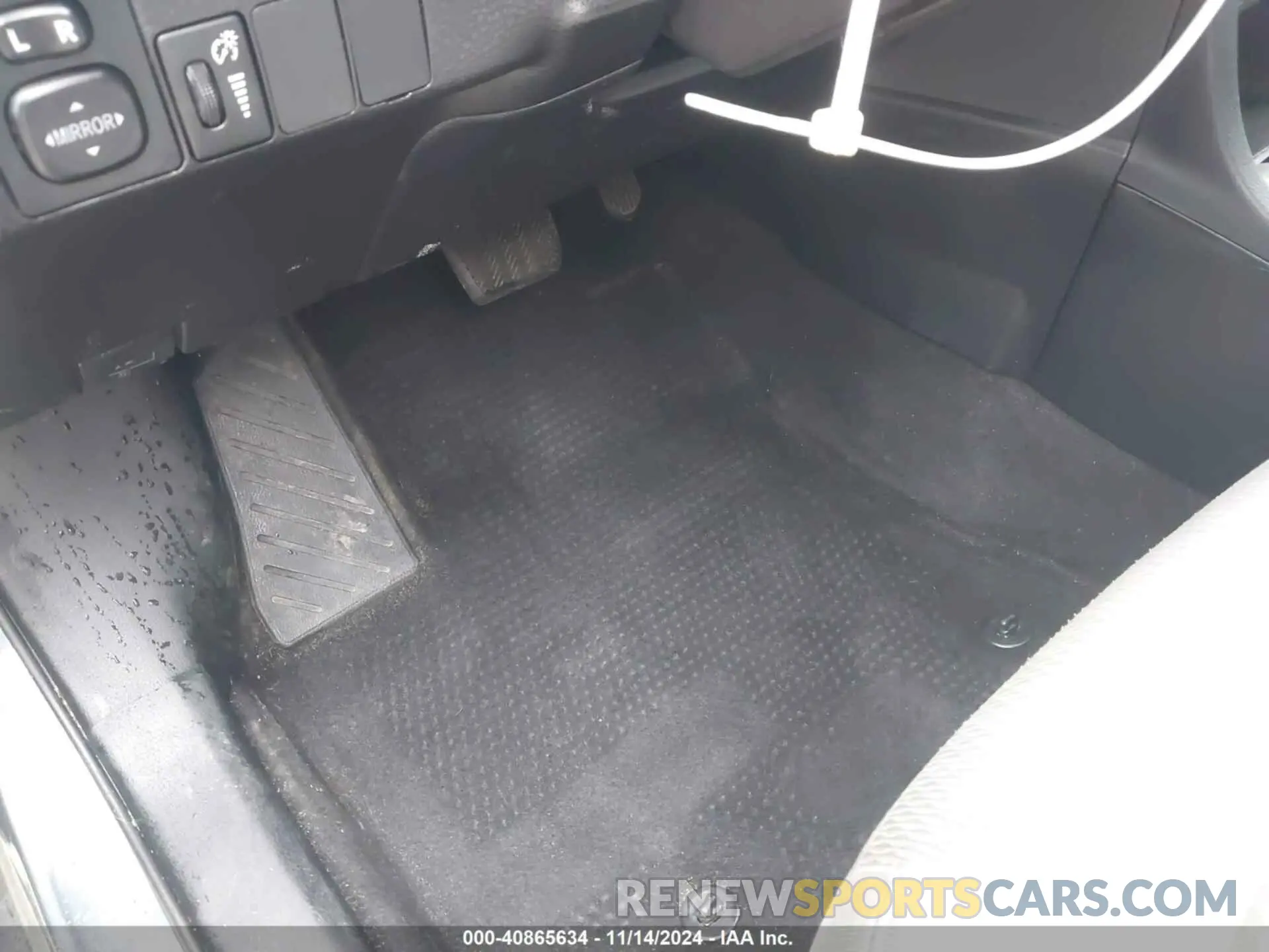 17 Photograph of a damaged car 2T1BURHE9KC194683 TOYOTA COROLLA 2019