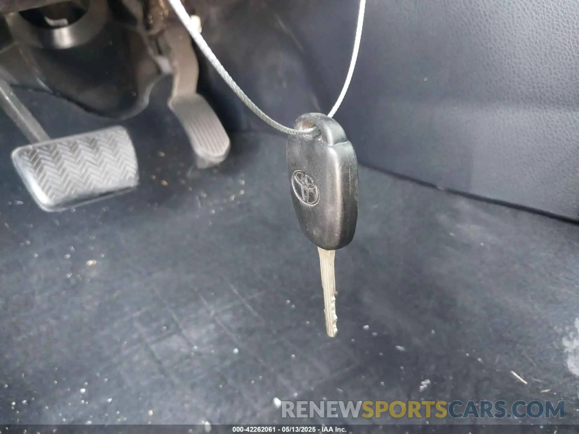 11 Photograph of a damaged car 2T1BURHE9KC197924 TOYOTA COROLLA 2019