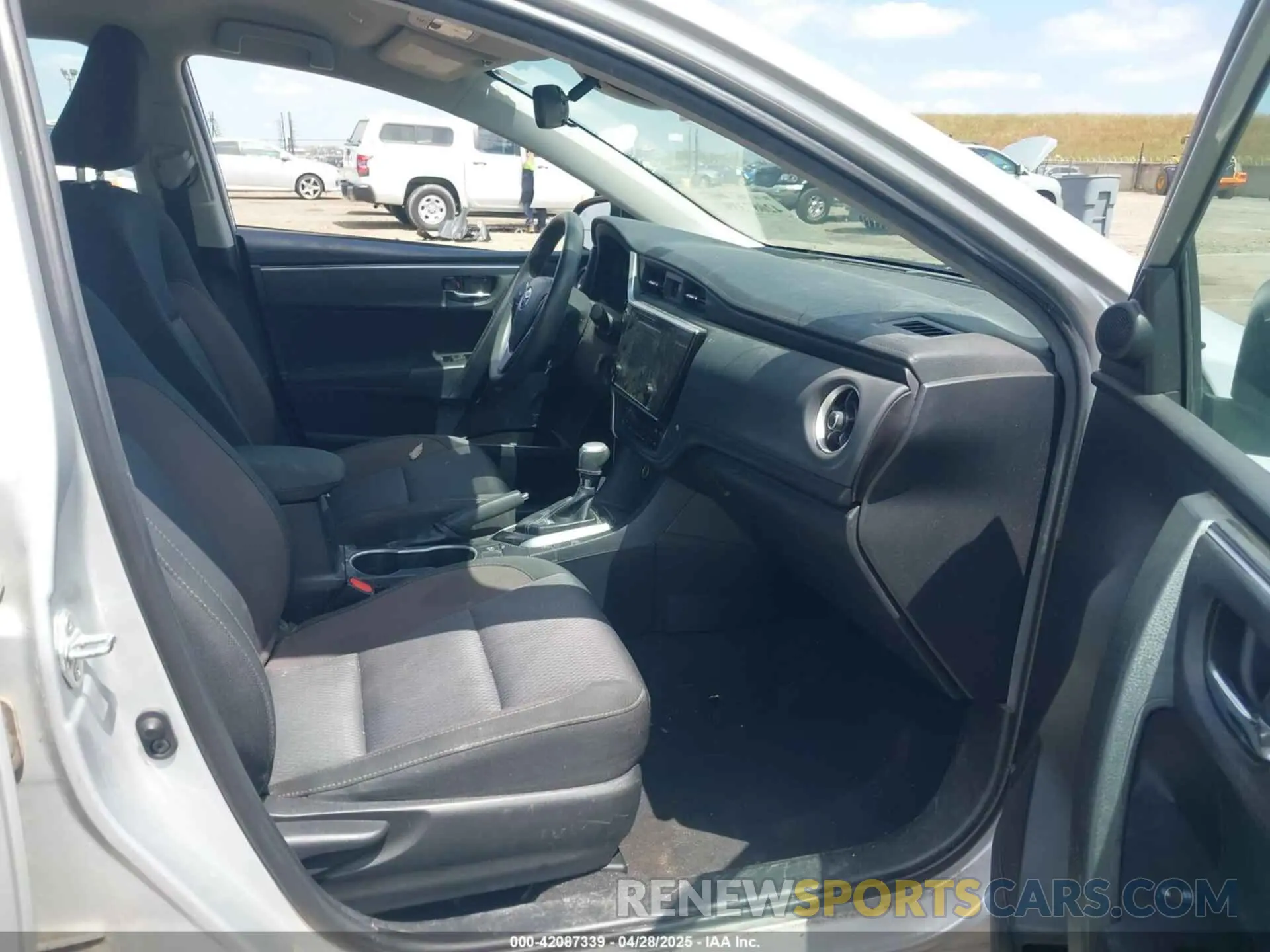 5 Photograph of a damaged car 2T1BURHEXKC143368 TOYOTA COROLLA 2019