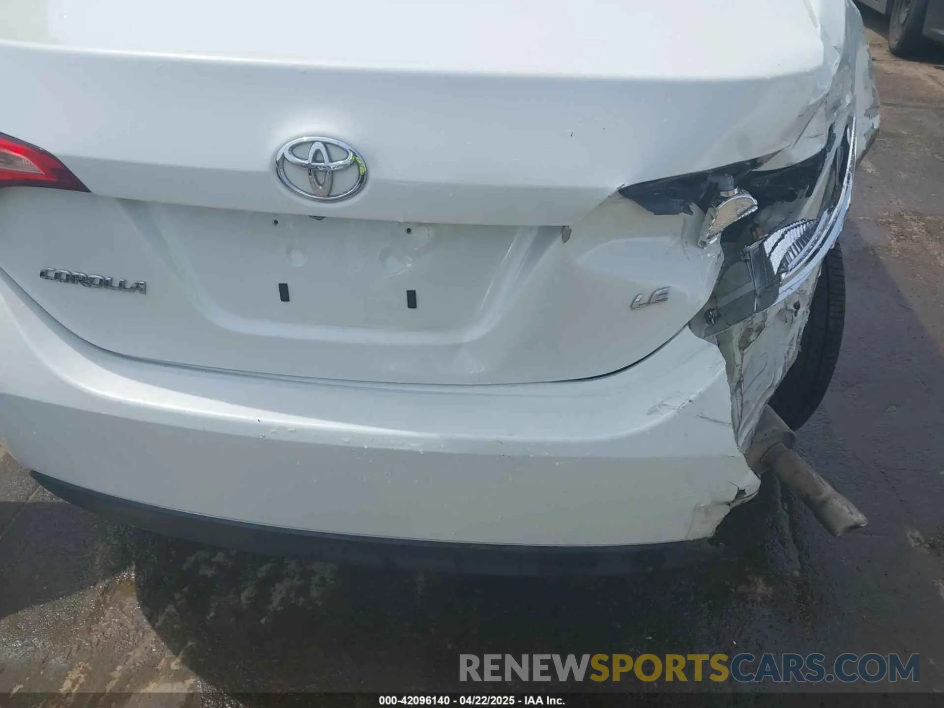 17 Photograph of a damaged car 5YFBURHE0KP895824 TOYOTA COROLLA 2019