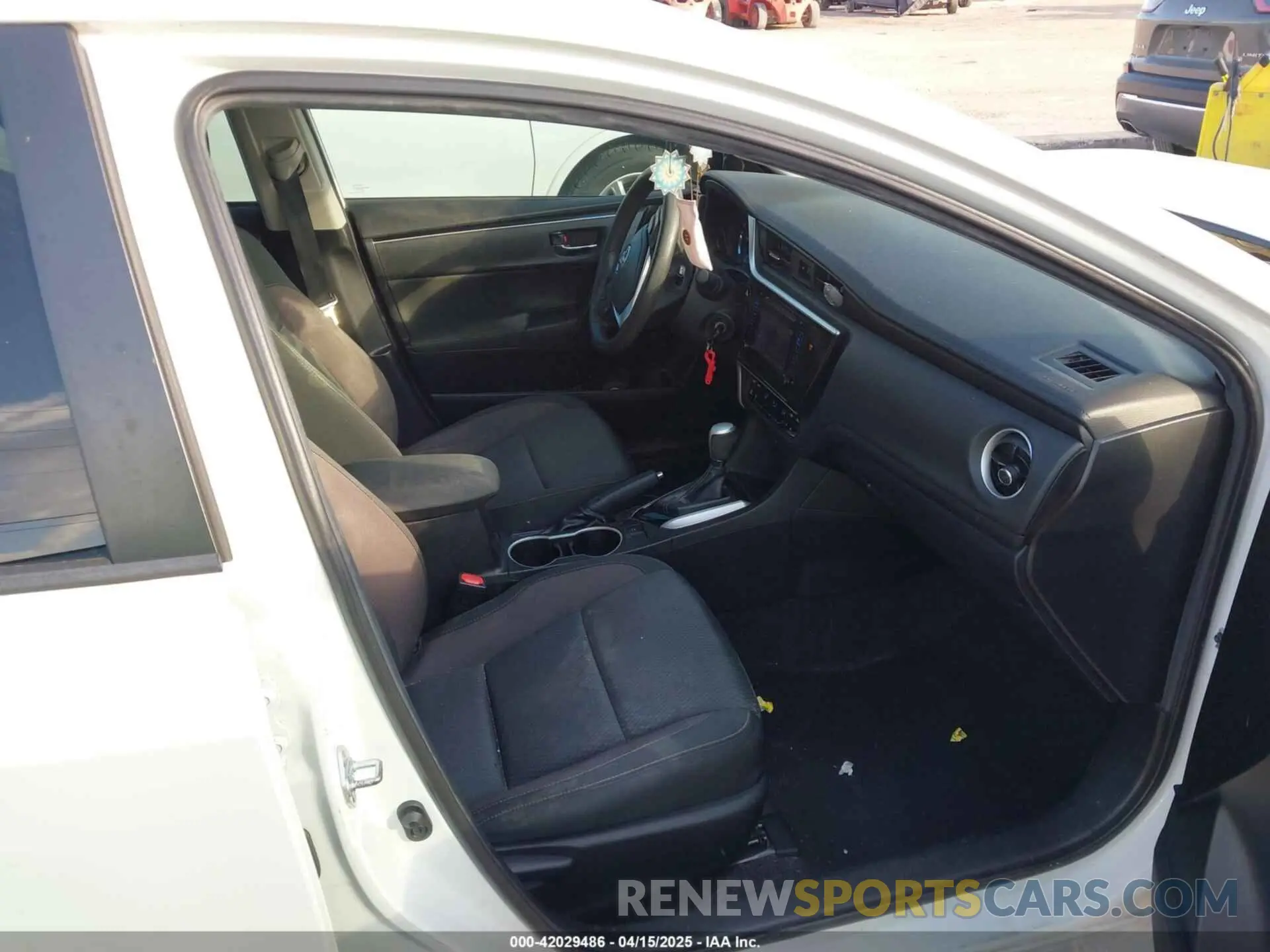 5 Photograph of a damaged car 5YFBURHE0KP940096 TOYOTA COROLLA 2019