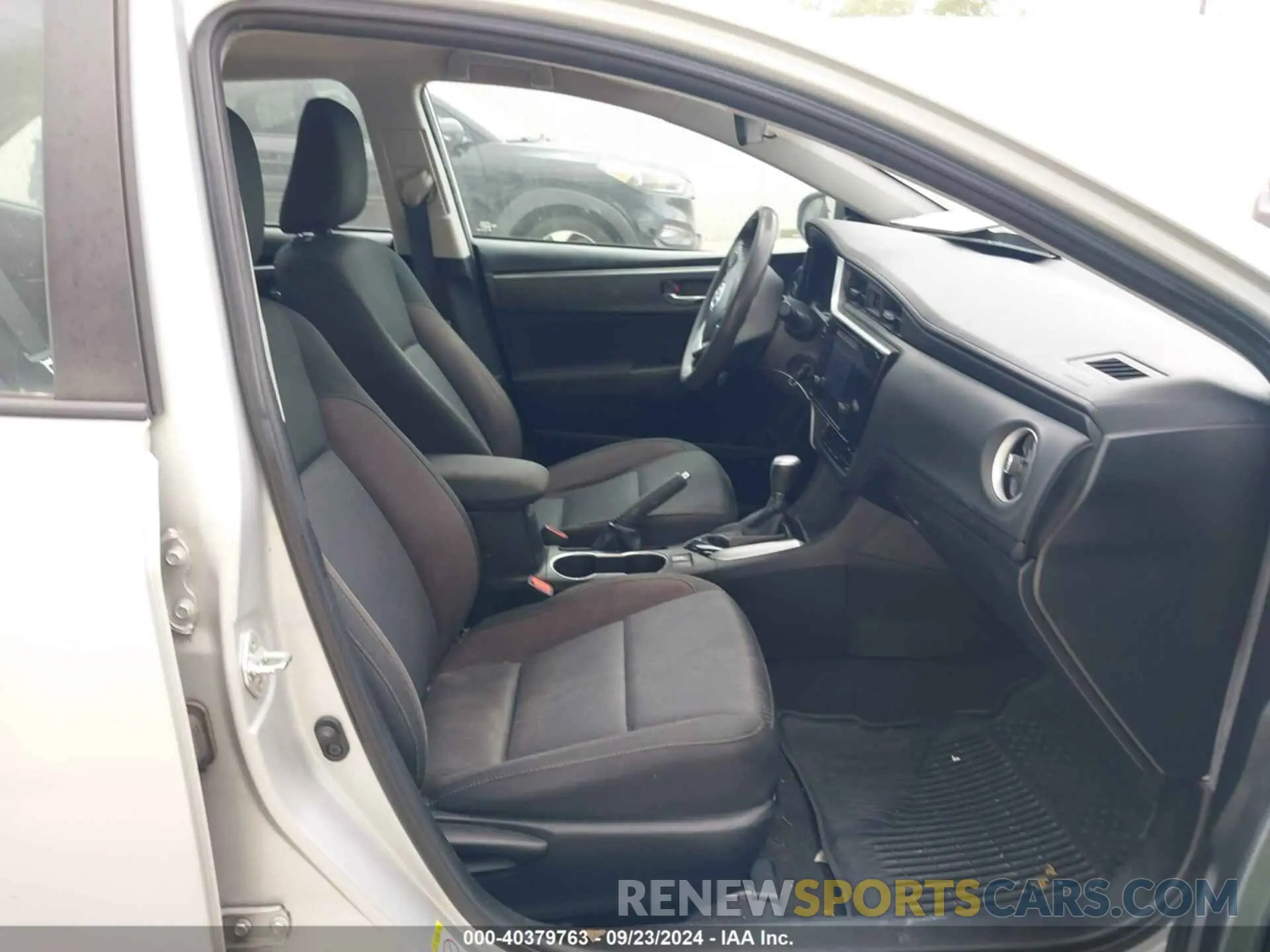 5 Photograph of a damaged car 5YFBURHE0KP946321 TOYOTA COROLLA 2019